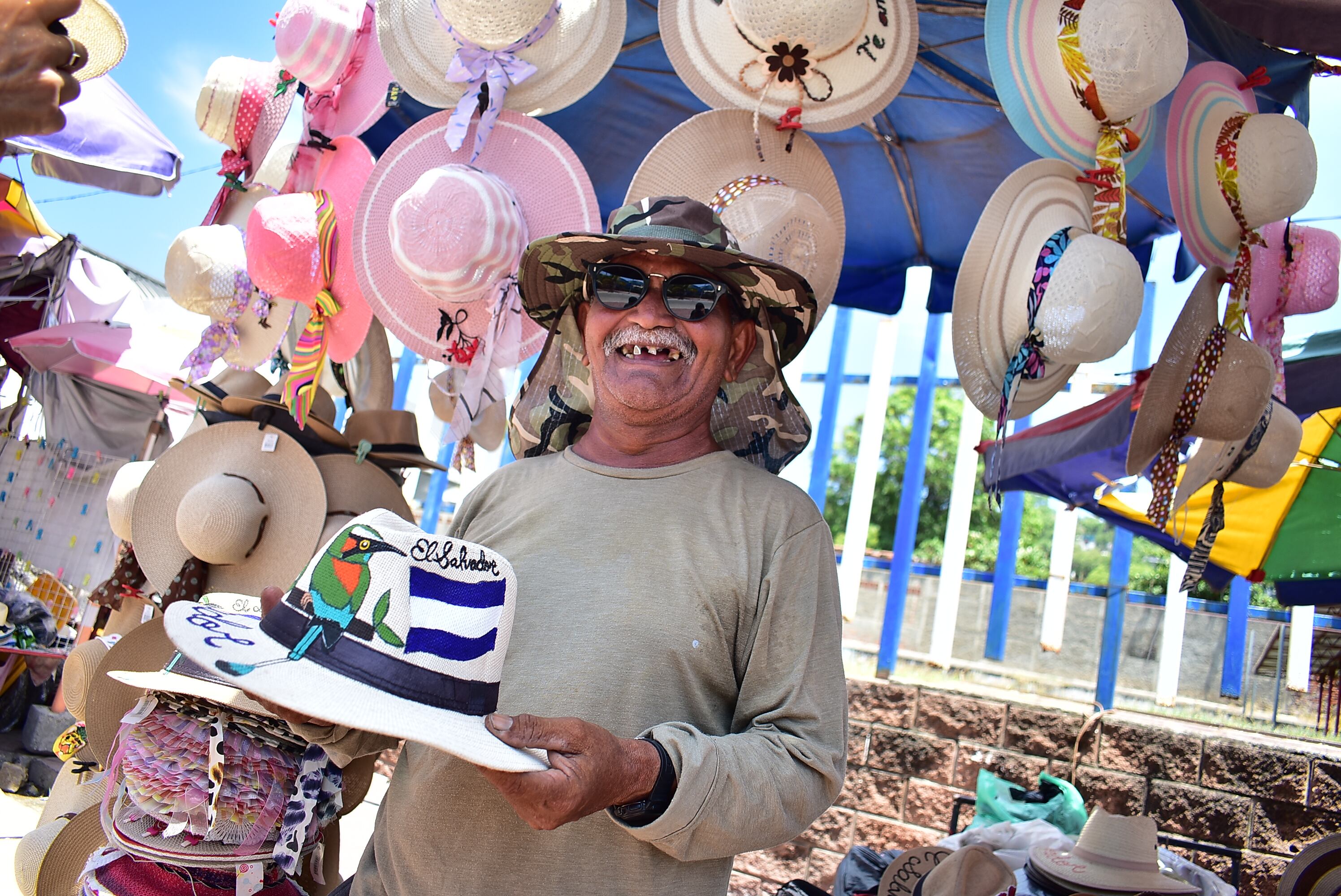 Saúl Mario Montano es un antiguo vendedor de sombreros ubicado frente al muelle del Puerto de La Libertad. Montano es un excombatiente de la guerra civil salvadoreña. Cuando el conflicto finalizó, encontró en la venta de sombreros en esta zona su forma de subsistir. (Infobae Centroamérica/Emerson Del Cid)