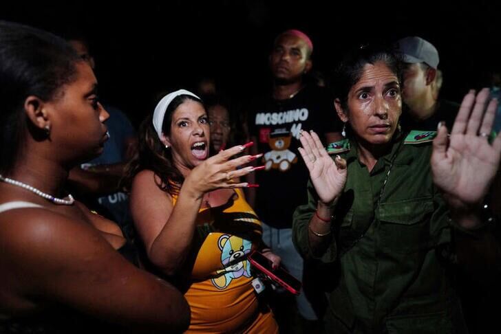 Imagen de archivo de una funcionaria local del partido comunista intentando calmar a los manifestantes durante un apagón en La Habana, Cuba. REUTERS/Alexandre Meneghini