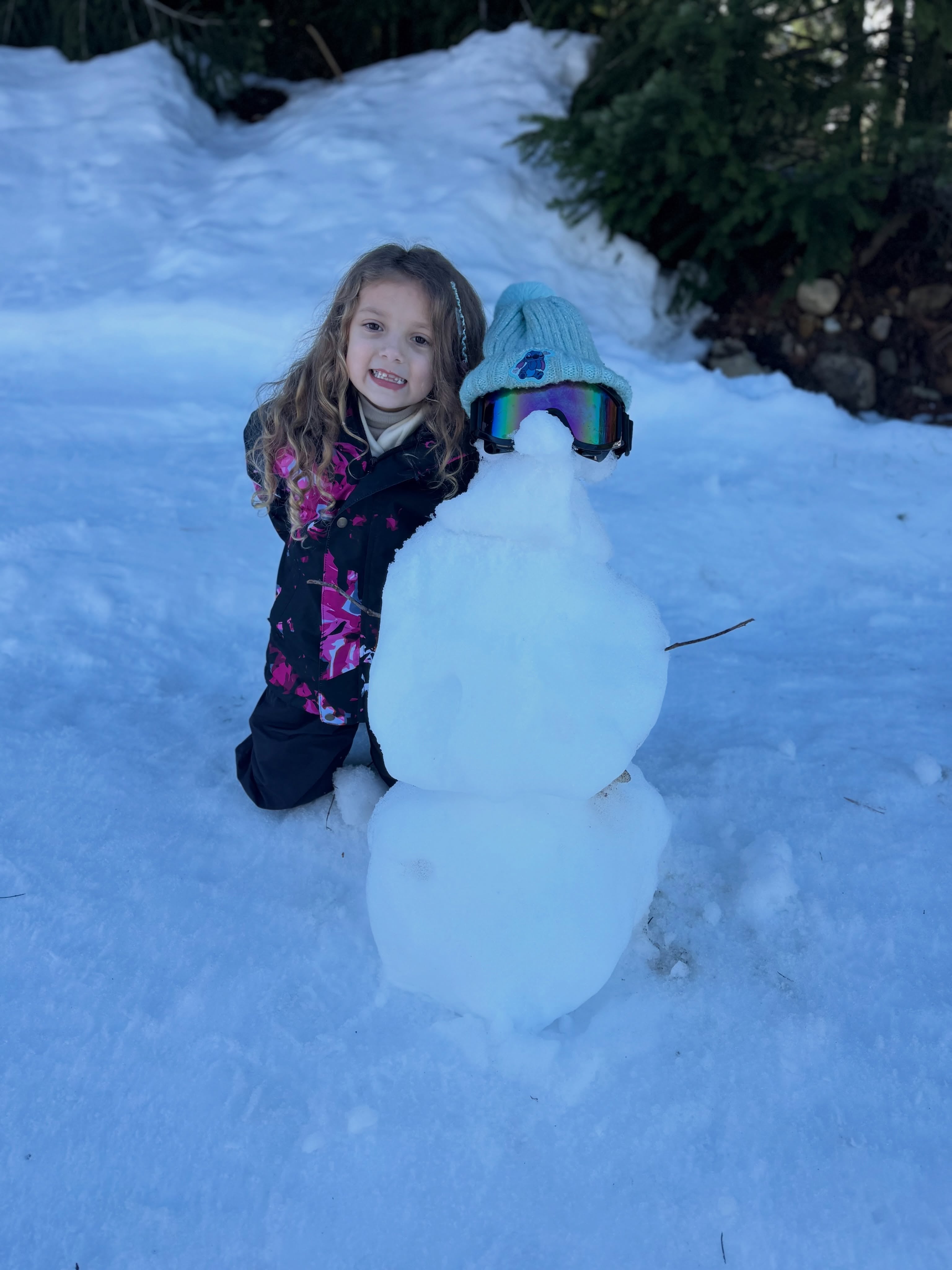 Abril se animó a armar un muñeco de nieve
