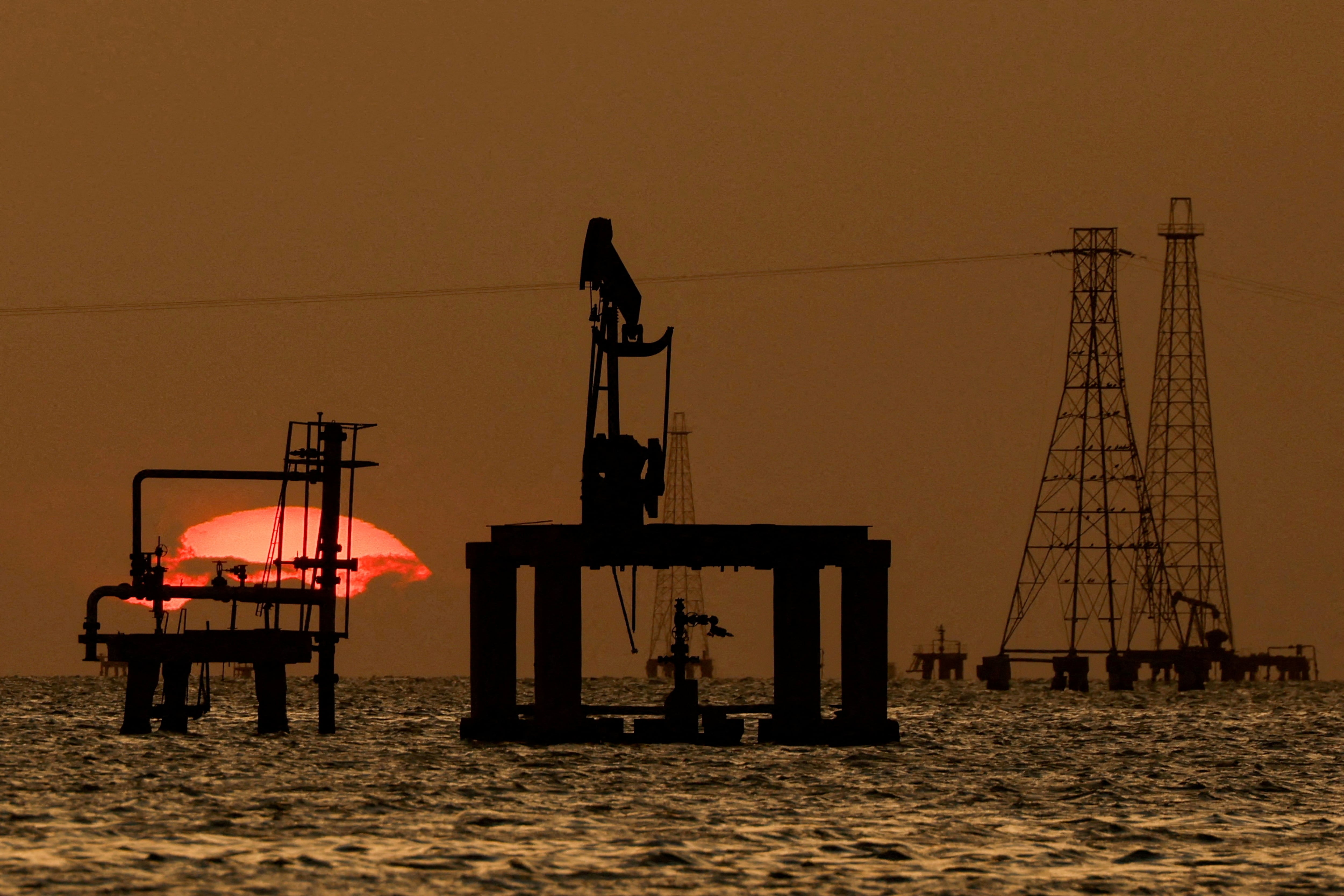 El precio del petróleo se dispara tras el rechazo de Trump a la propuesta del régimen de Irán para reabrir el estrecho de Ormuz (REUTERS)