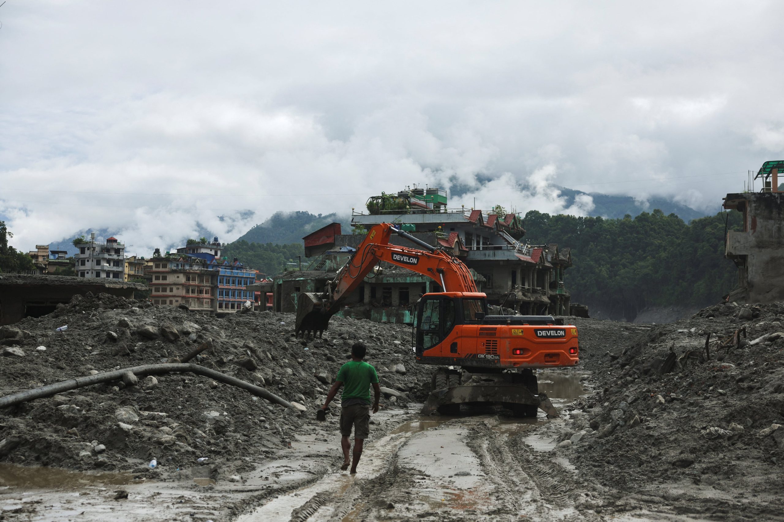 El primer ministro de Nepal afirmó que la inundación en la frontera con China “no fue común” y la vinculó al cambio climático