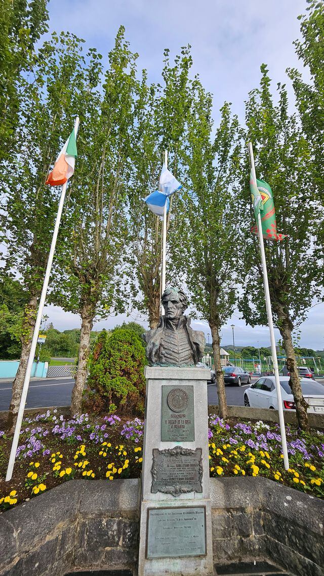 La bandera argentina flamea en distintos rincones del pueblo y tiene un lugar protagónico detrás del busto del Almirante Brown