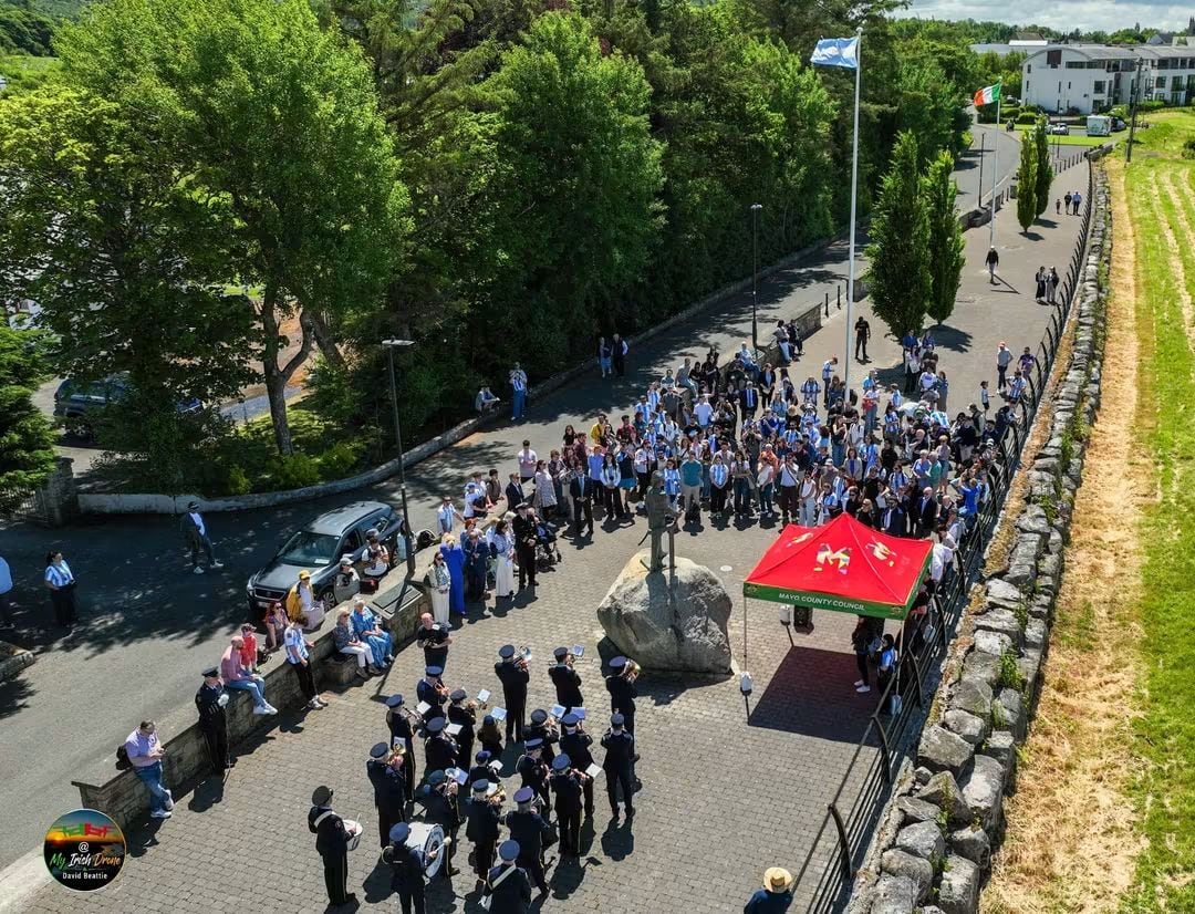 En Foxford, la bandera argentina permanece flameando durante todo el año junto al busto del almirante Guillermo Brown, símbolo del vínculo entre Irlanda y la Argentina