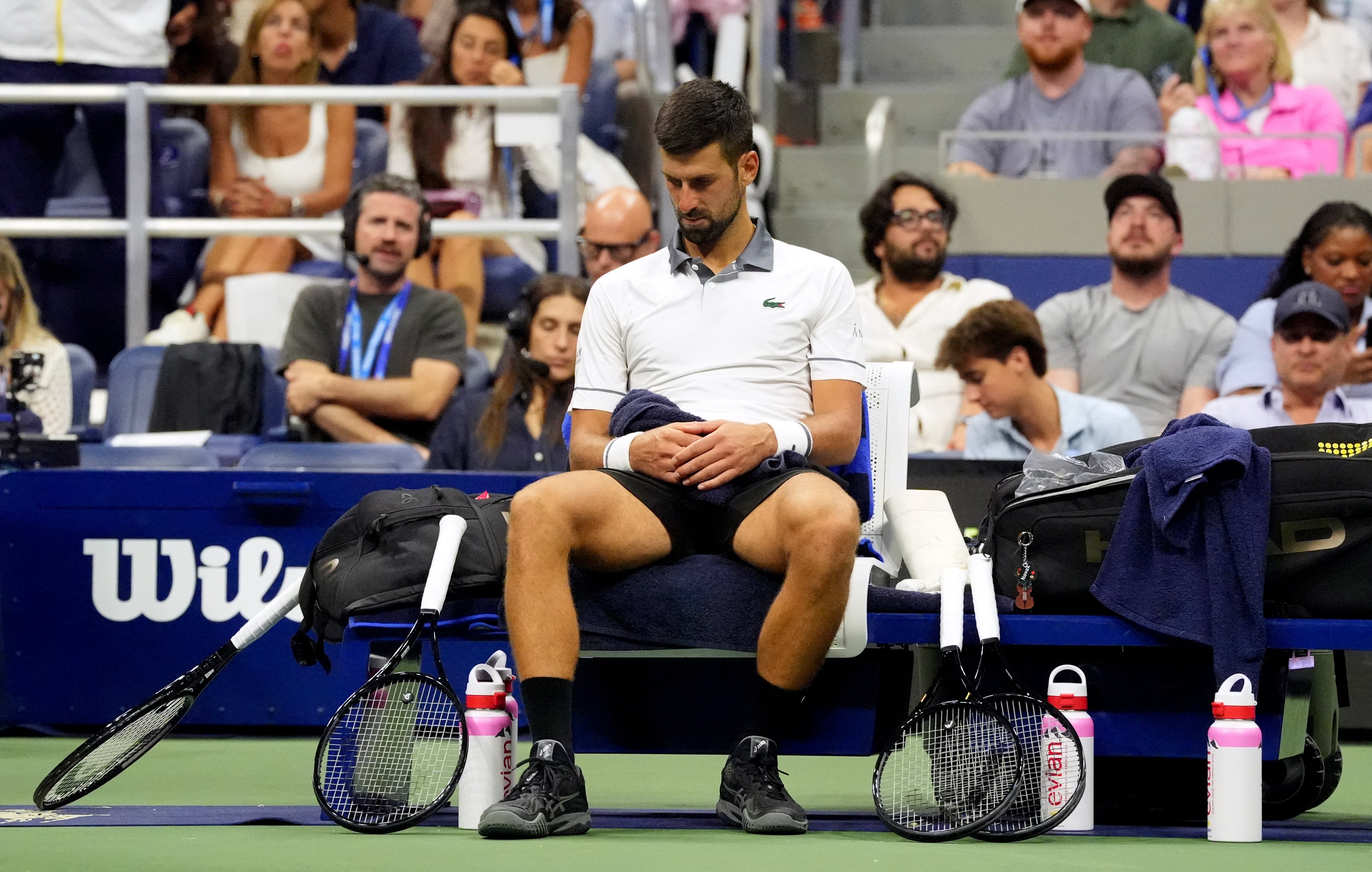 Novak Djokovic acusó problemas físicos durante su partido ante Mariano Navone en el US Open 2026 (Crédito: REUTERS/Robert Deutsch)