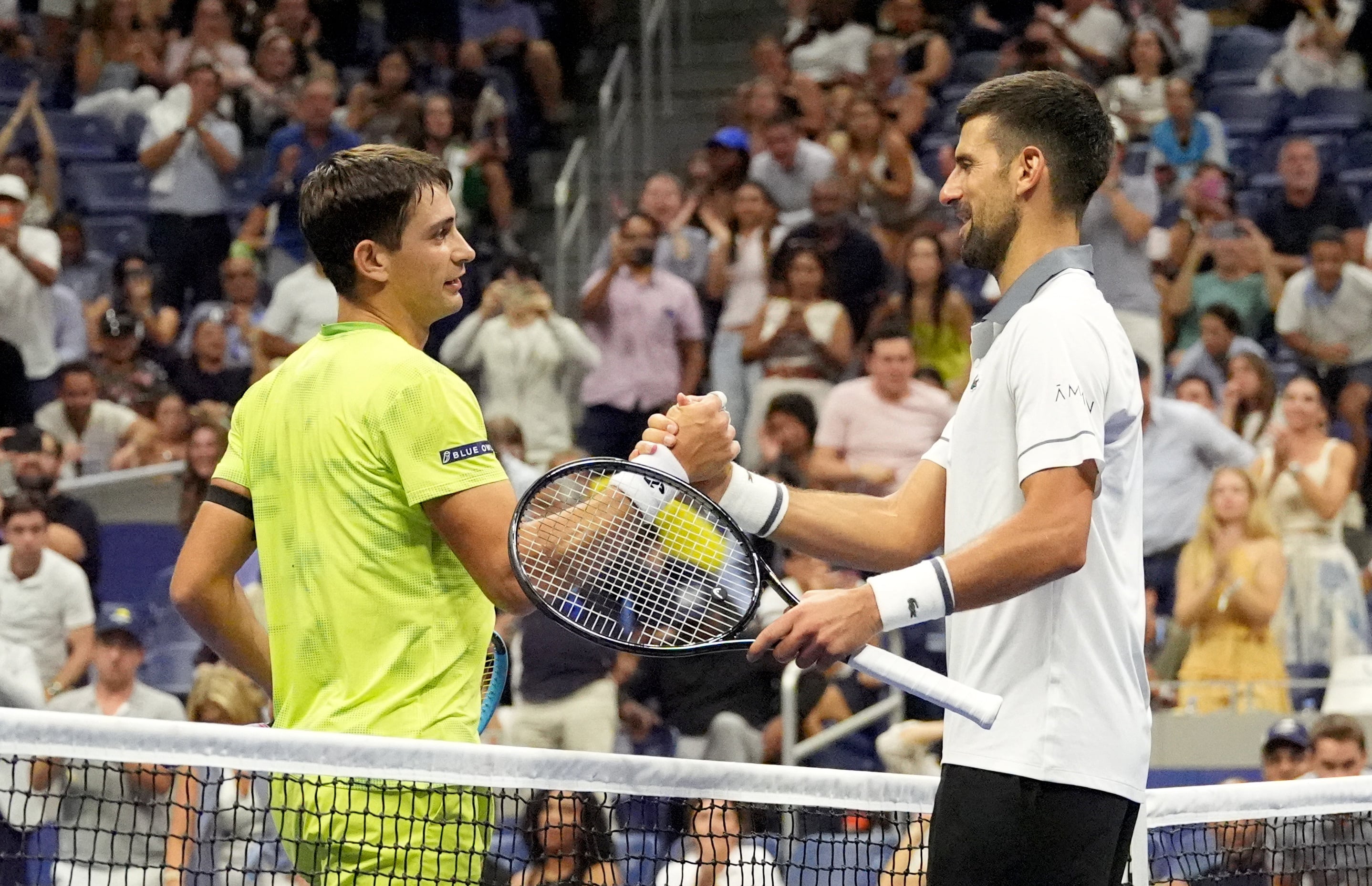 Mariano Navone y Novak Djokovic se saludan tras la victoria del argentino en el US Open 2026 (Crédito: REUTERS/Robert Deutsch)