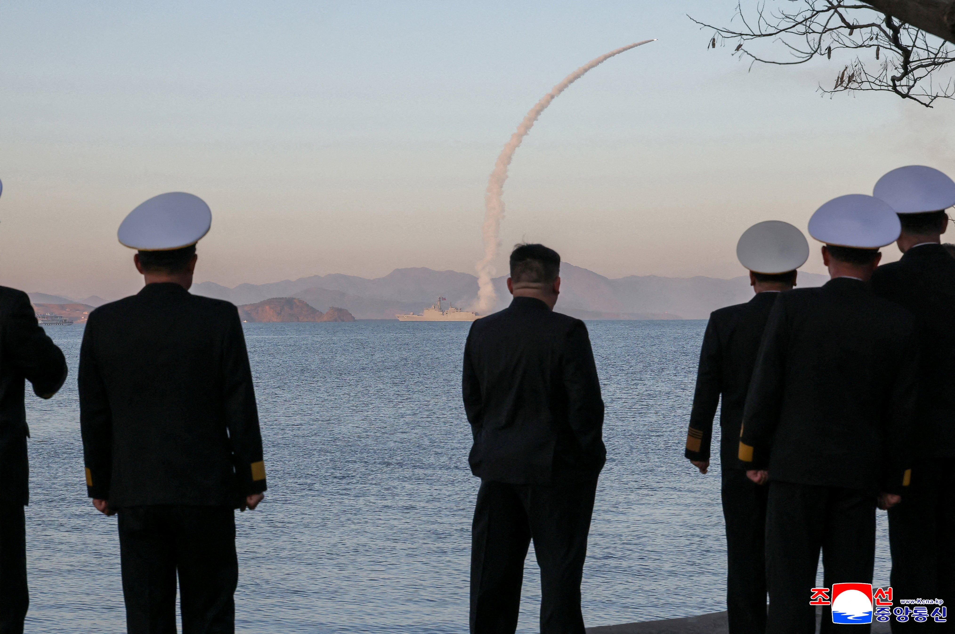 El dictador norcoreano Kim Jong-un observa mientras misiles de crucero estratégicos y misiles antibuque de guerra son probados desde el destructor Choe Hyon, Corea del Norte, 12 de abril de 2026, 14 de abril de 2026 (KCNA via REUTERS)