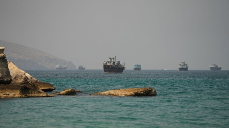 Embarcaciones en el estrecho de Ormuz, vistas desde Musandam, Omán, el 6 de septiembre de 2026 (REUTERS)