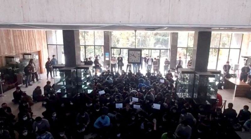 Manifestantes cantan en una vigilia por Mahsa Amini, la mujer que murió bajo custodia policial, en el vestíbulo de la Universidad Tecnológica Khajeh Nasir Toosi en Teherán, Irán, en esta captura de pantalla de un vídeo de las redes sociales publicado el 26 de octubre de 2022 y obtenido por REUTERS (REUTERS/Archivo)