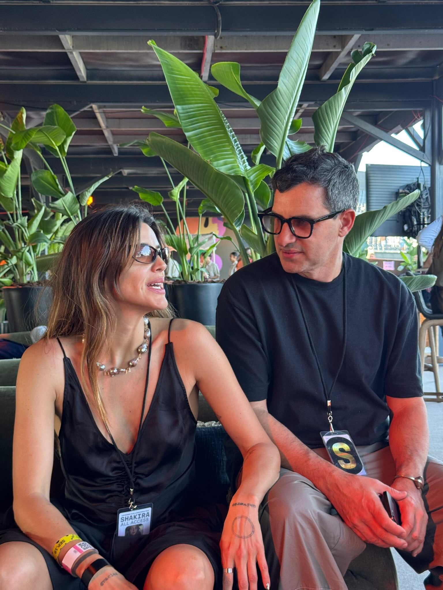 Rivero junto Aíto, su pareja, en el back del concierto de Shakira