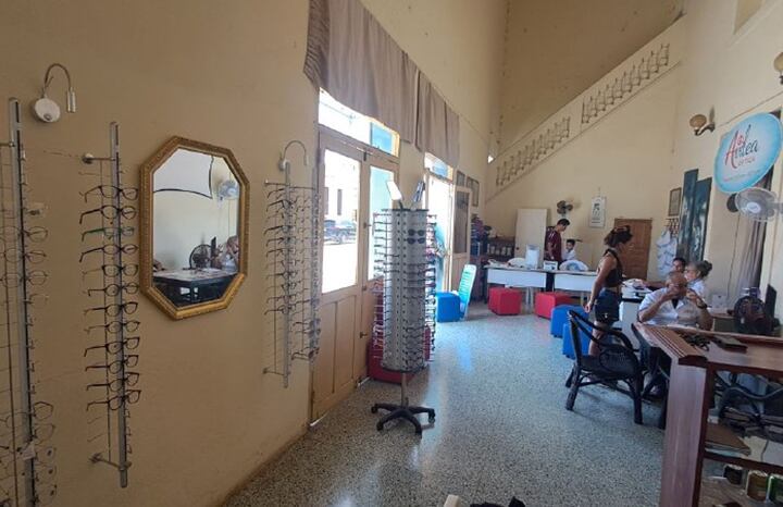 El establecimiento Avilea Óptica ofrece servicios de atención visual y venta de monturas en la ciudad de Ciego de Ávila, Cuba. (Agencia Cubana de Noticias: foto de Damián Betanzos Hernández))