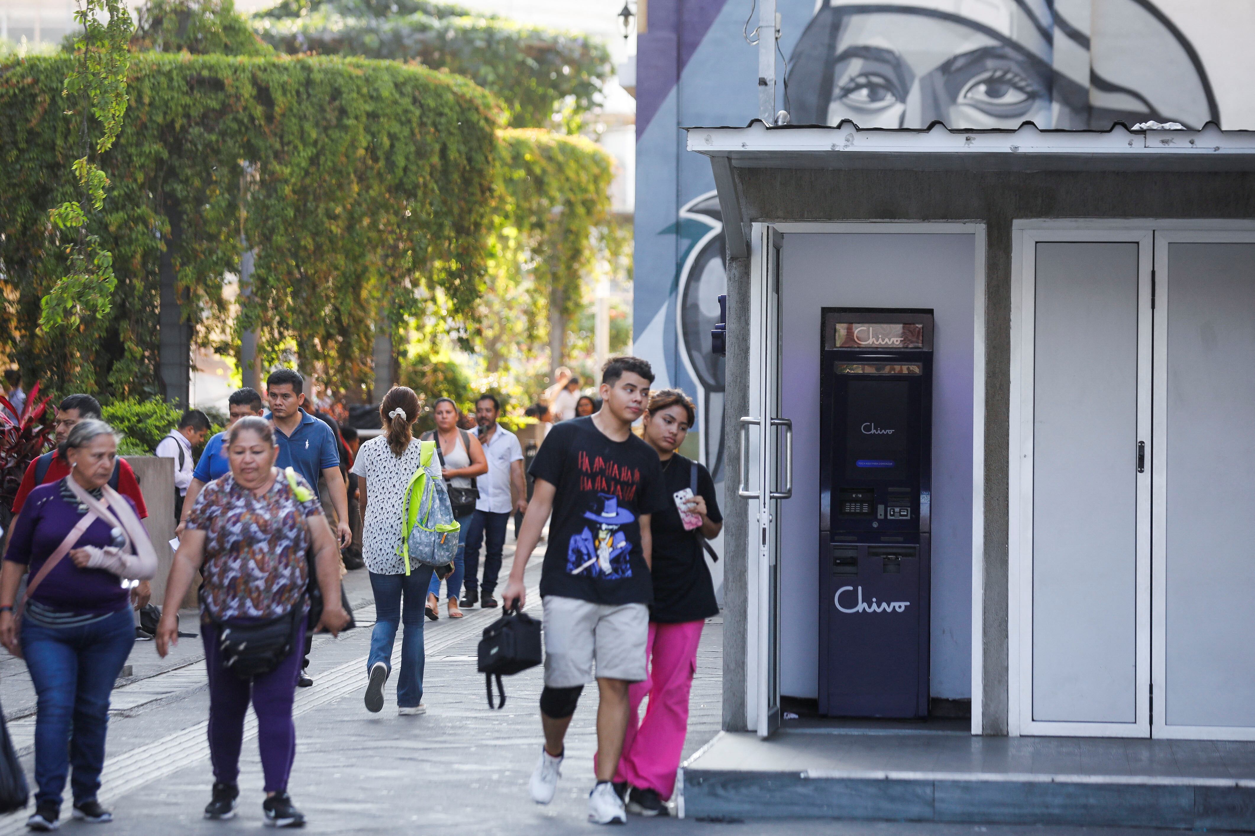 Varias personas caminan cerca de un cajero automático de Chivo Bitcoin, una billetera digital de Bitcoin lanzada por el gobierno salvadoreño para el uso de Bitcoin como moneda de curso legal, en San Salvador, El Salvador, el 27 de febrero de 2025. REUTERS/Jose Cabezas