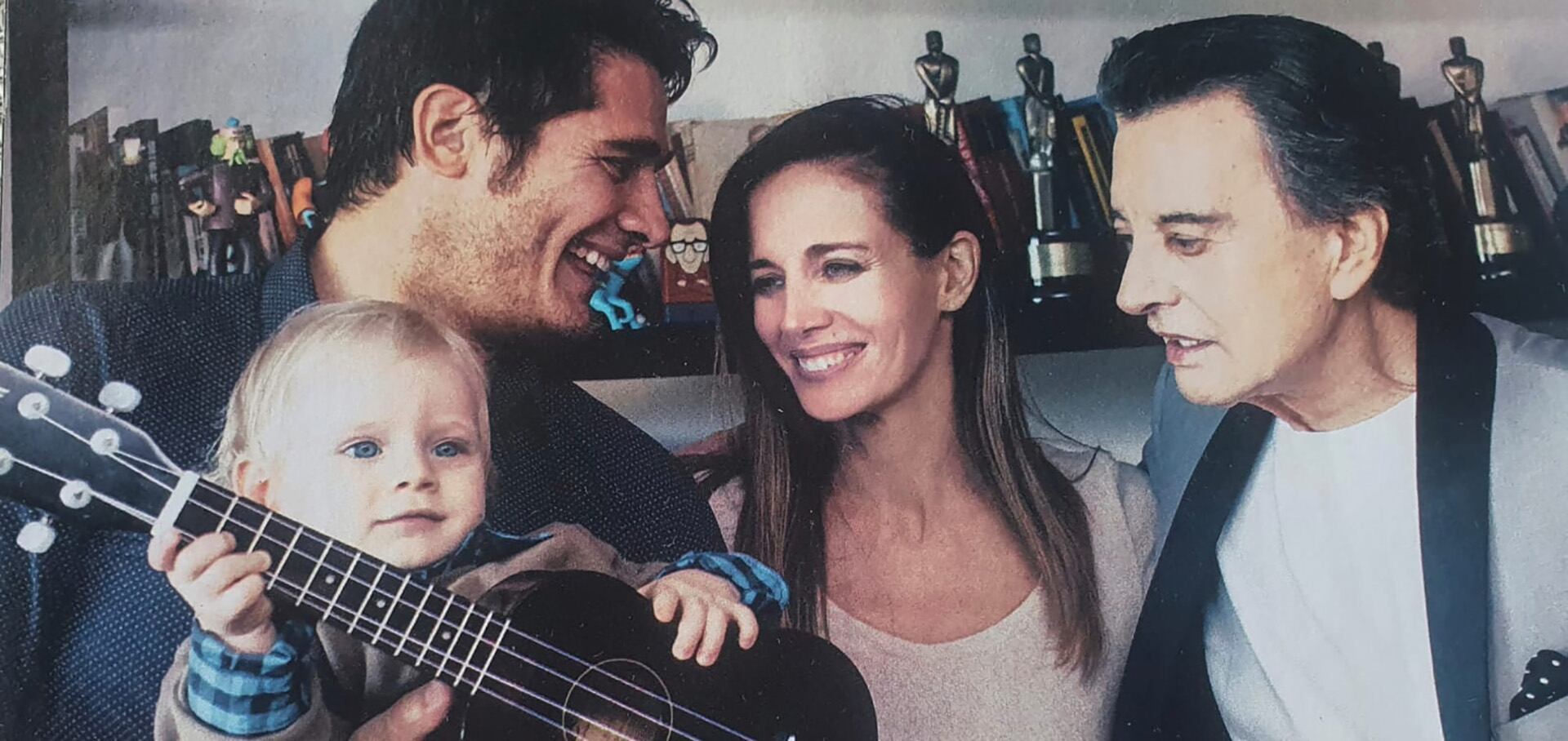 Una foto familiar de Guillermo Andino junto a su esposa Carolina Prat, uno de sus hijos y Palito Ortega