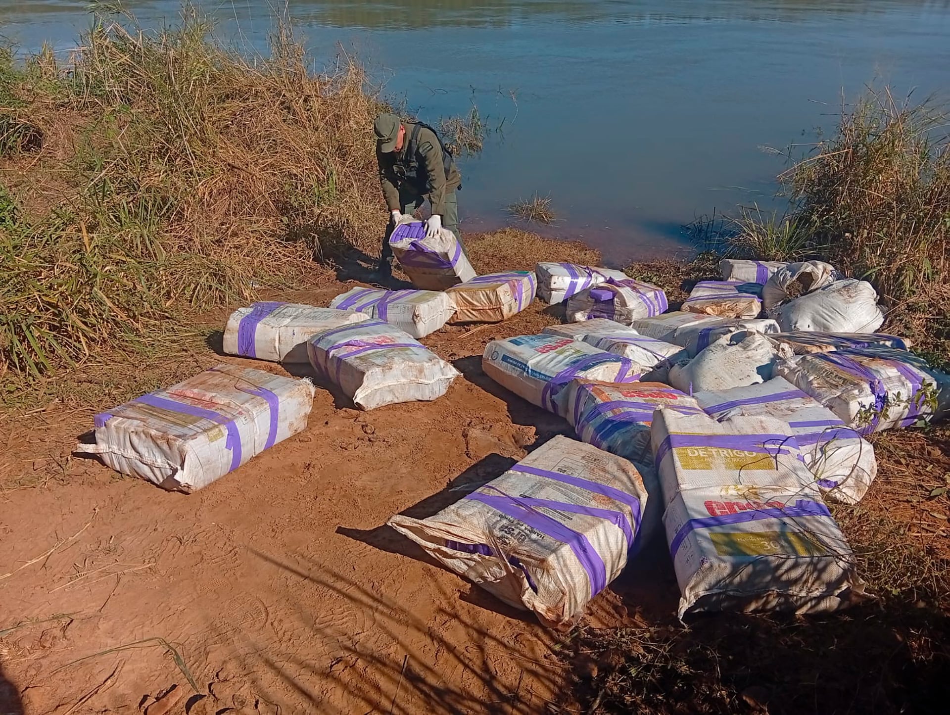 Hallaron más de 1.500 kilos de marihuana ocultos entre muebles en un camión proveniente de Brasil