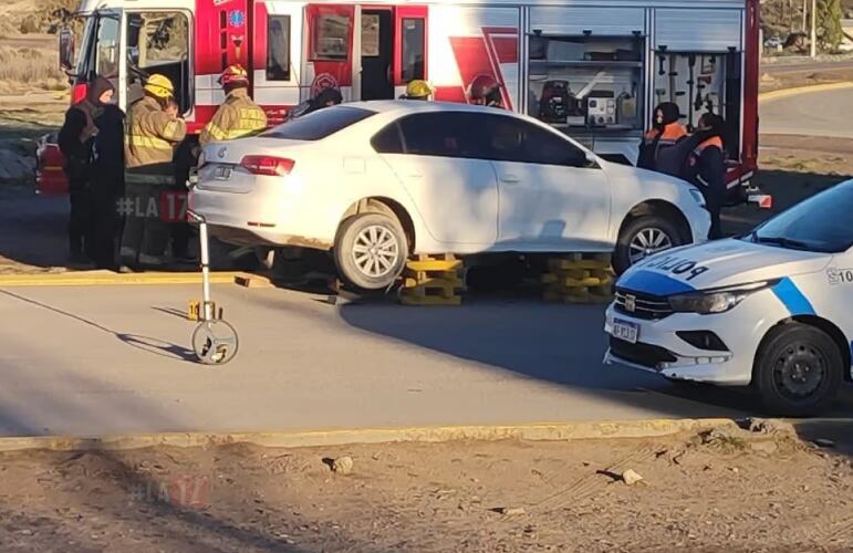 La mujer circulaba en bicicleta hacia su trabajo cuando fue embestida por detrás en una rotonda de Puerto Madryn (LU17)