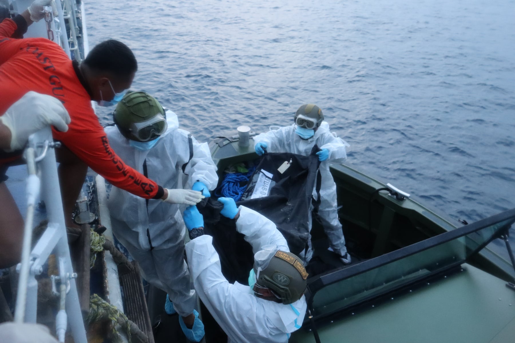 Indonesia activó un operativo de búsqueda tras perder contacto con un ferry: un muerto, 102 rescatados y 140 desaparecidos