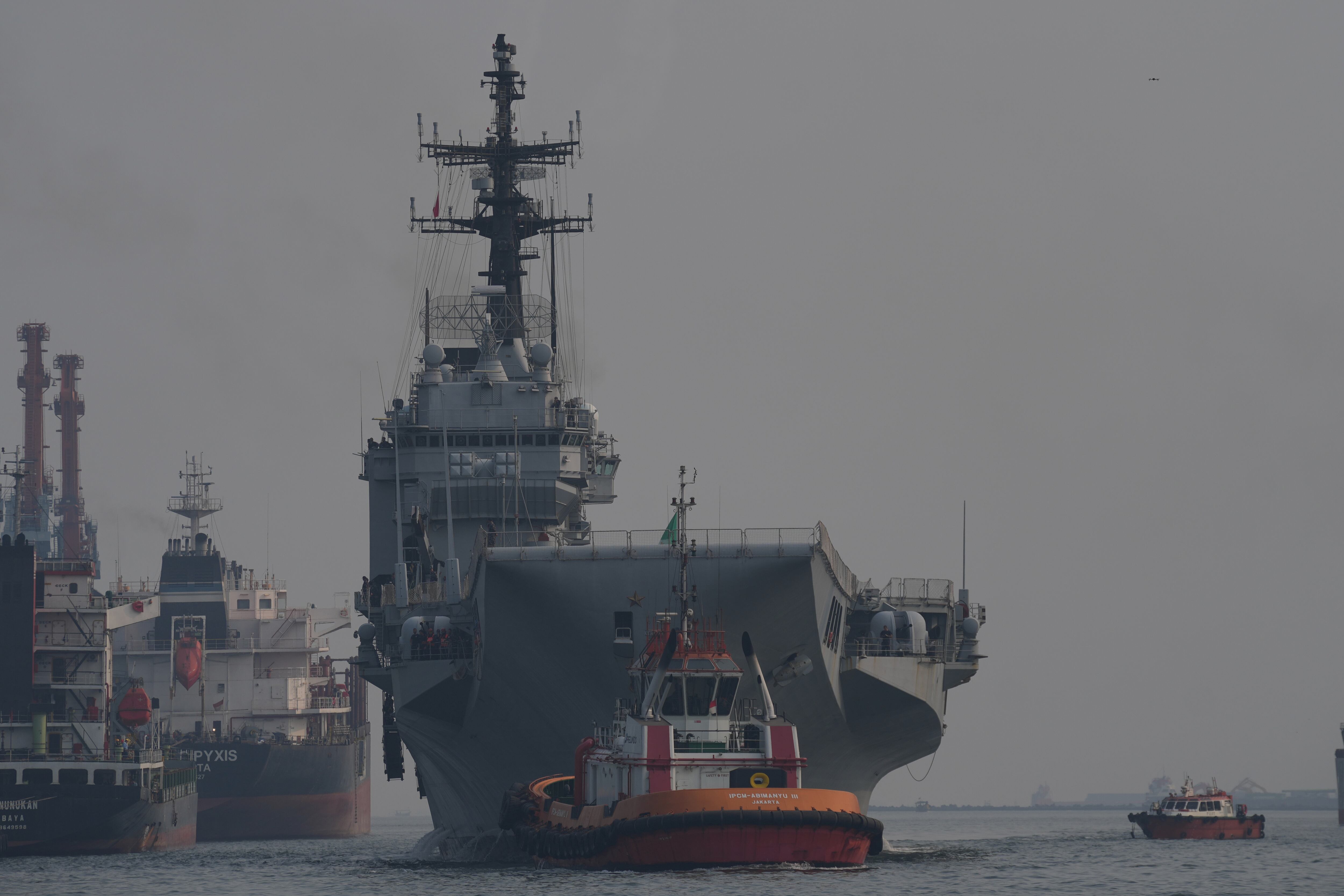 El Giuseppe Garibaldi, un ex portaaviones de la Armada italiana, llega a Tanjung Priok en Yakarta, Indonesia, el viernes 18 de septiembre de 2026 (AP Photo/Tatan Syuflana)