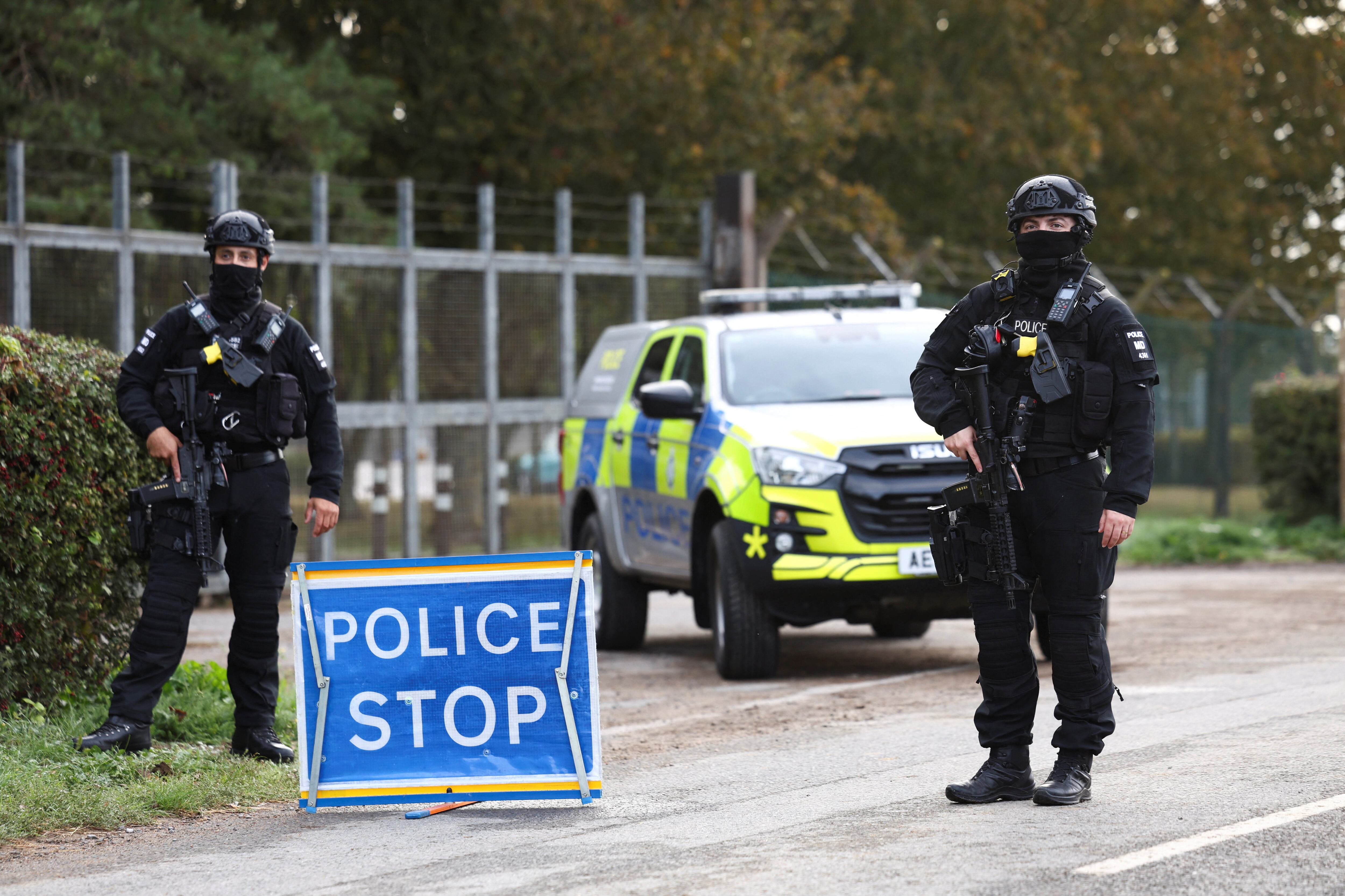 Agentes de policía armados montan guardia en una carretera fuera del perímetro de la base aérea RAF Fairford, en Gloucestershire, Reino Unido, el 28 de septiembre de 2026. Cinco hombres fueron detenidos cerca de la base, y los investigadores analizan un posible vínculo con Irán (REUTERS/Toby Shepheard)