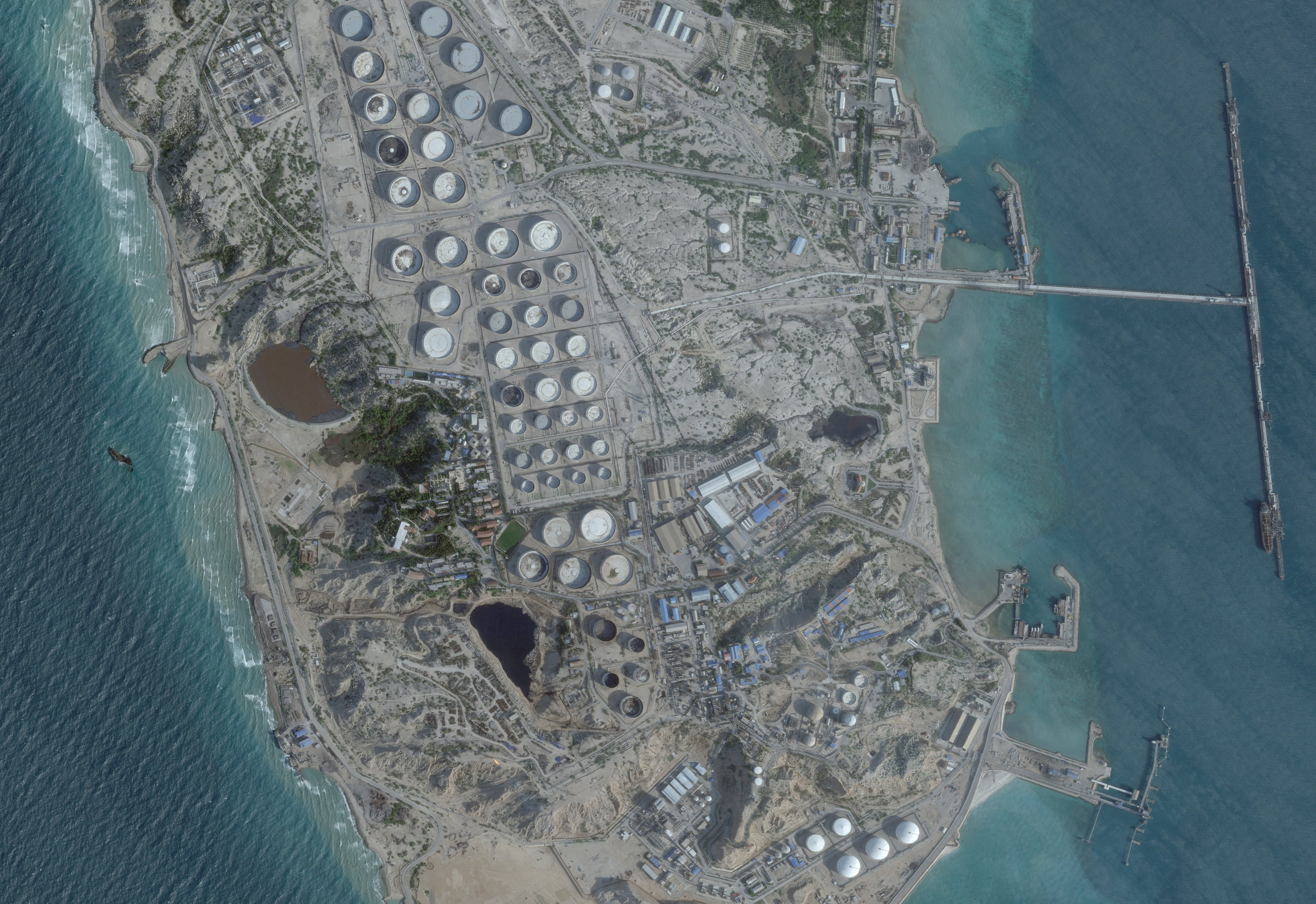 FOTO DE ARCHIVO: Una imagen de satélite muestra una terminal petrolera en la isla de Kharg, Irán, el 25 de febrero de 2026. 2026 Planet Labs PBC/Imagen cedida a través de REUTERS