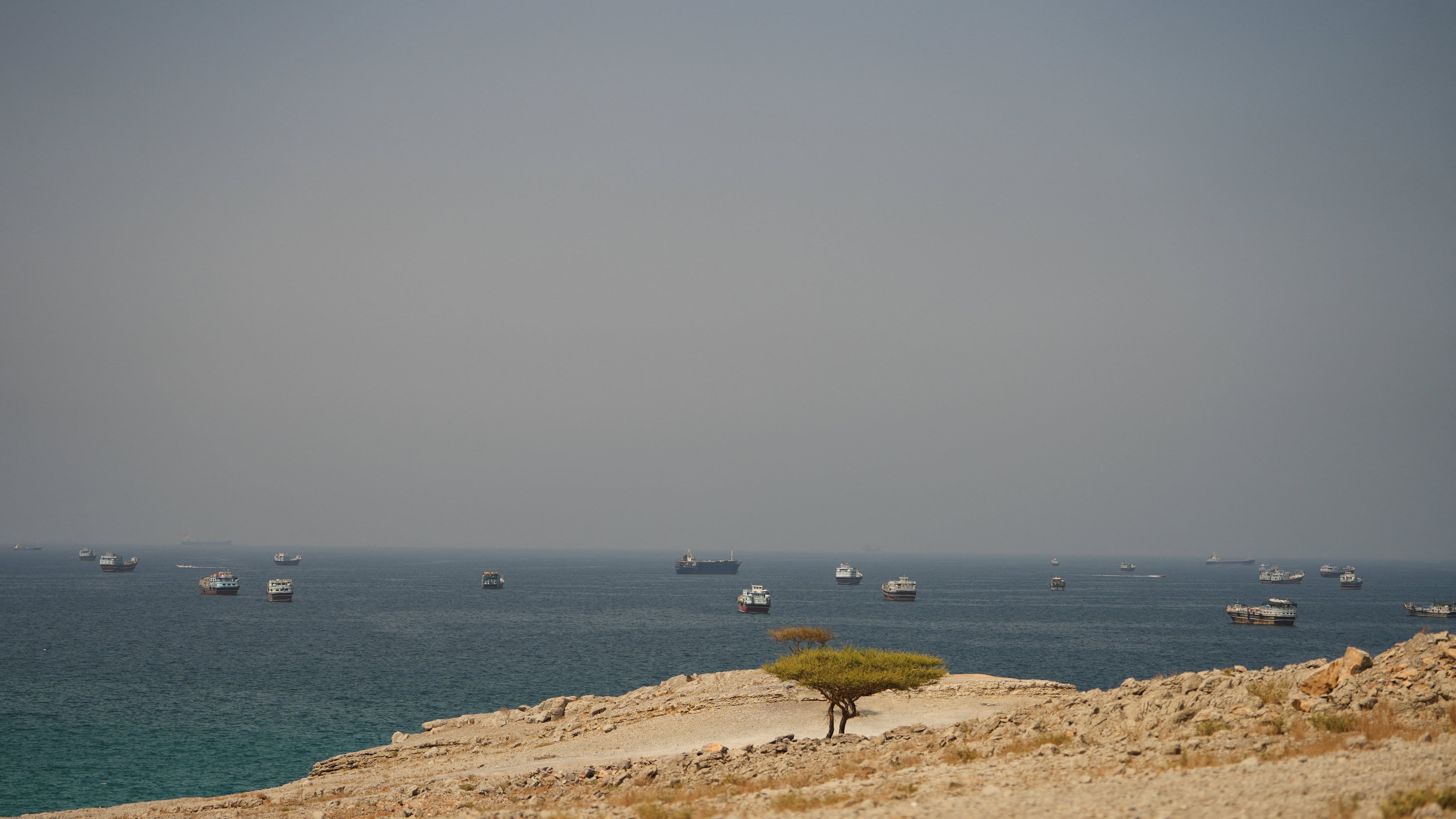 Embarcaciones en el estrecho de Ormuz, vistas desde Musandam, Omán, 6 de septiembre de 2026. REUTERS/Stringer