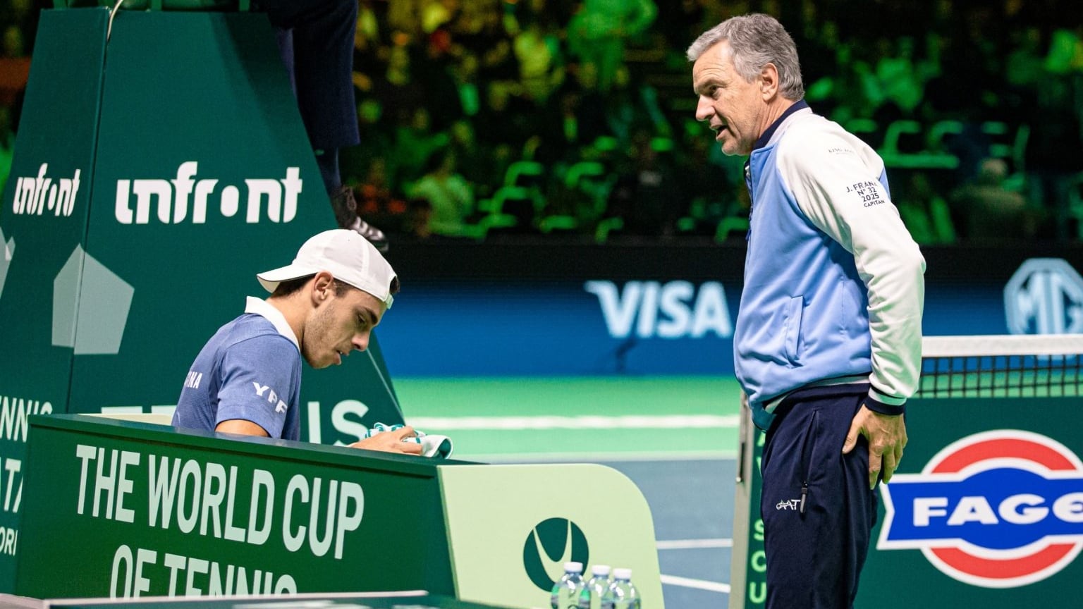 Javier Frana junto a Francisco Cerúndolo, uno de los tenistas del equipo argentino que enfrentará a Turquía (Crédito: Prensa AAT)