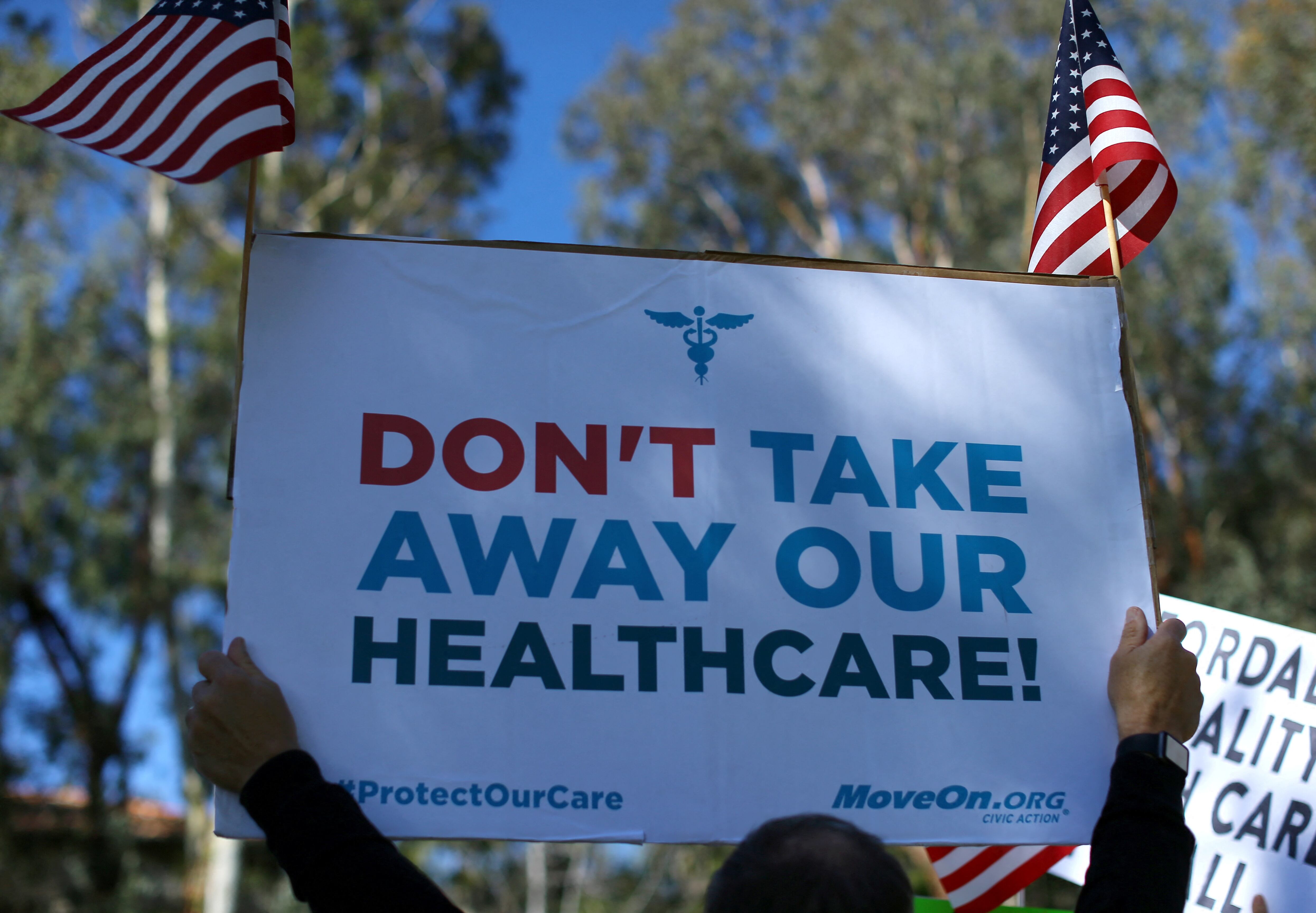 Los intercambios de salud pública federales son la principal vía de acceso a cobertura médica para trabajadores independientes y familias de ingresos medios en Estados Unidos (REUTERS/Mike Blake/File Photo)
