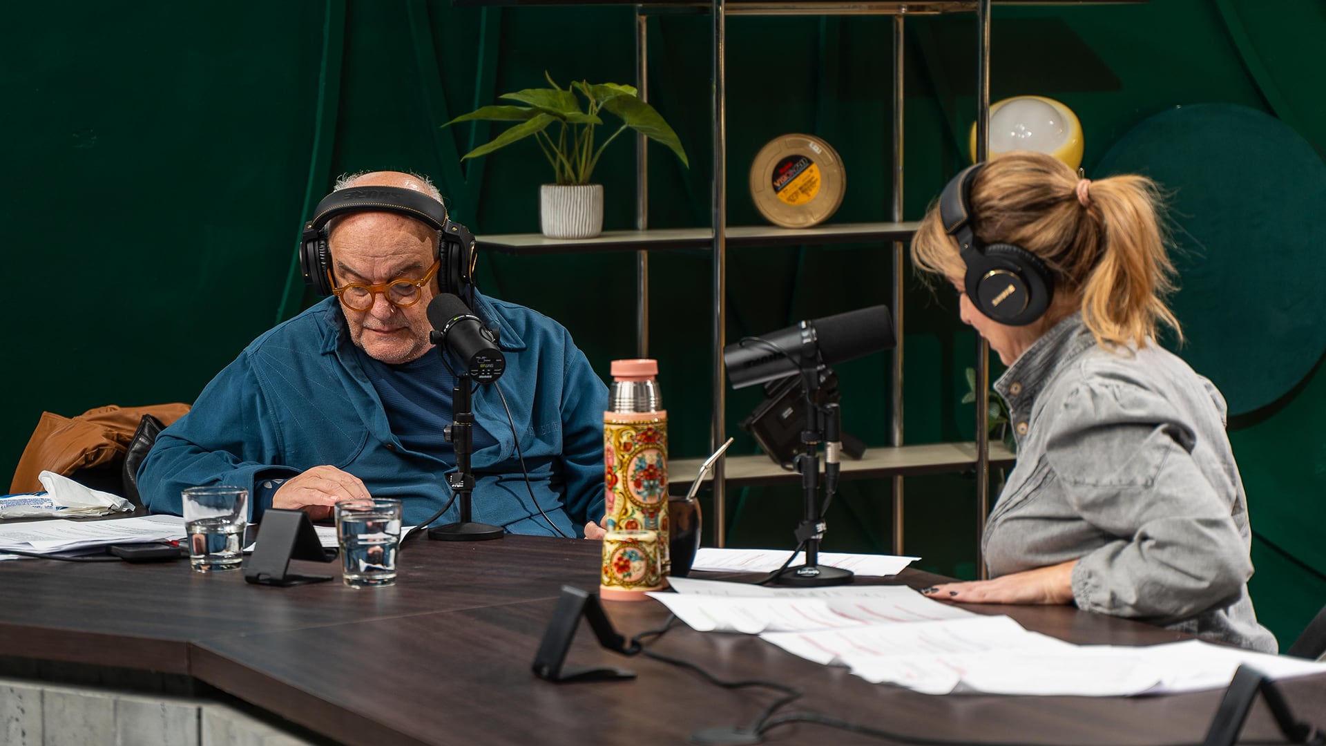 Juan Leyrado y Carla Peterson actuando en el detrás de escena de Sarmiento, el maestro. (Imagen Ilustrativa Infobae)