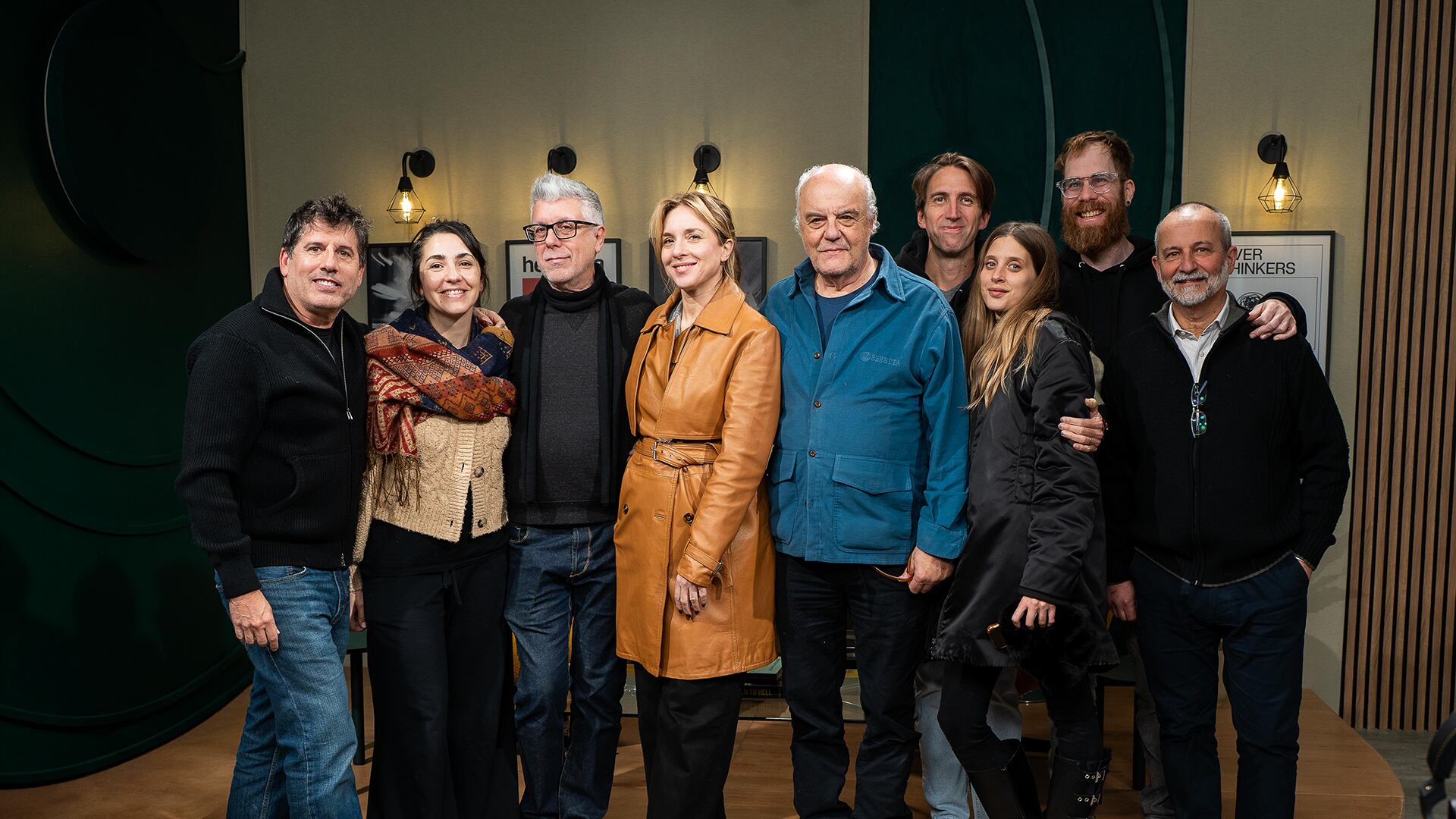 Opy Morales y el equipo de realización junto a Juan Leyrado y Carla Peterson en el detrás de escena de Sarmiento, el maestro (Imagen Ilustrativa Infobae)