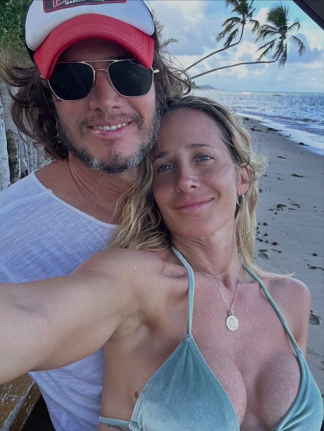 Julieta Prandi y Emanuel Ortega sonríen abrazados en una selfie desde una playa en Brasil, disfrutando de sus idílicas vacaciones juntos bajo el sol el pasado mes de febrero. (Instagram)
