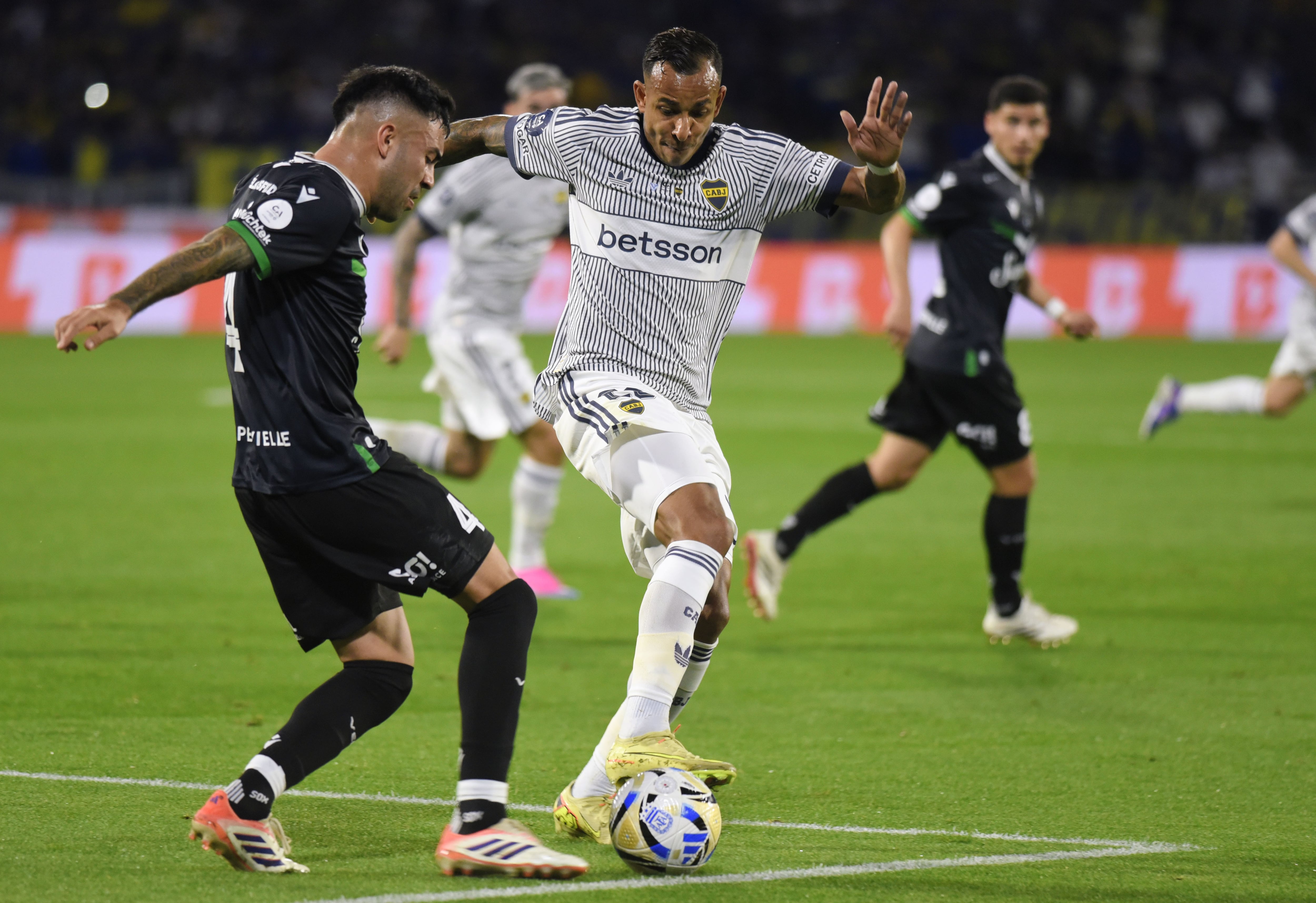 El colombiano Sebastián Villa fue uno de los extranjeros que presentó Boca en planilla ante Vélez (Fotobaires)