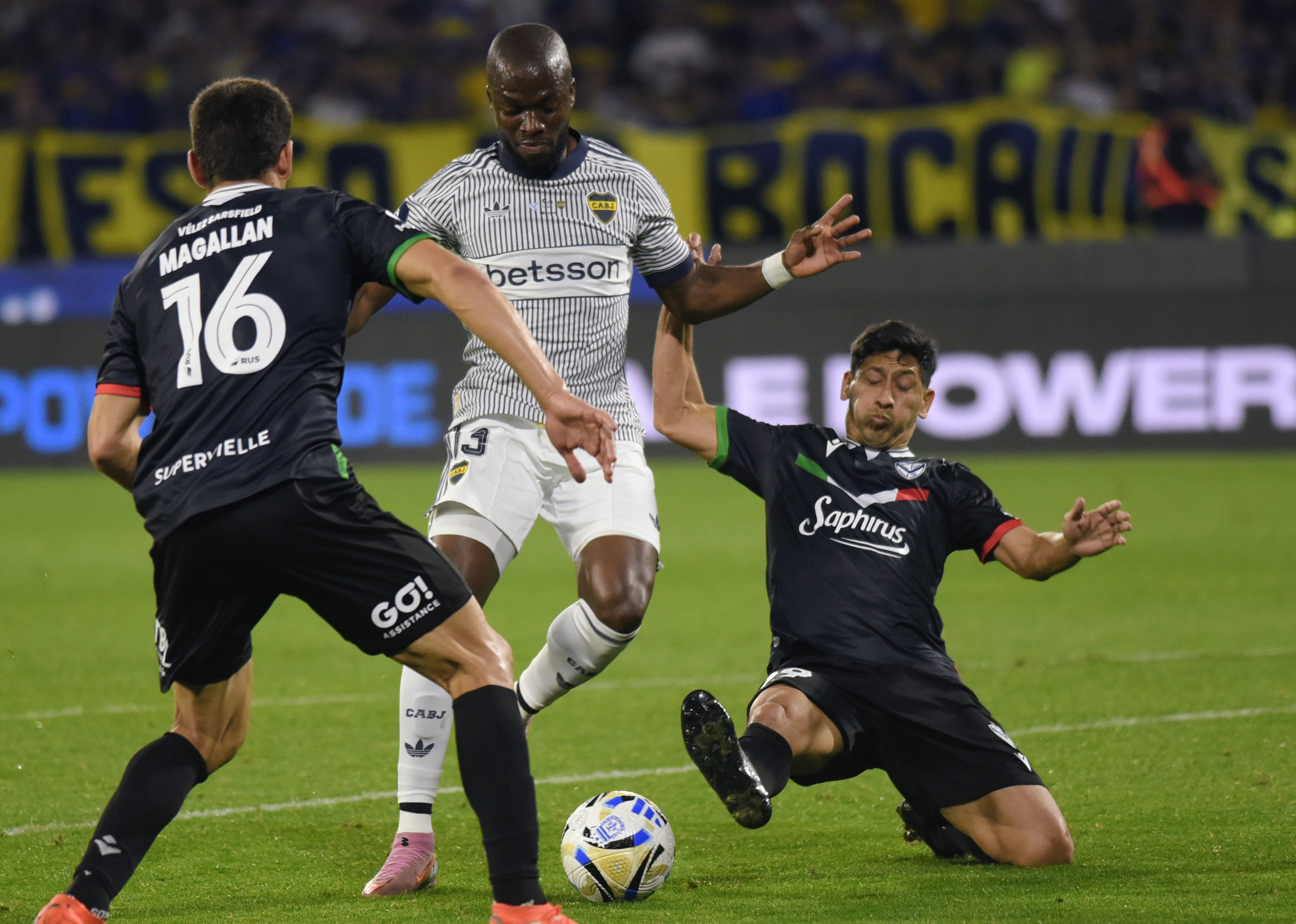 El delantero Enner Valencia disputa el balón con la defensa de Vélez Sarsfield en el partido de octavos de final de la Copa Argentina (Fotobaires)