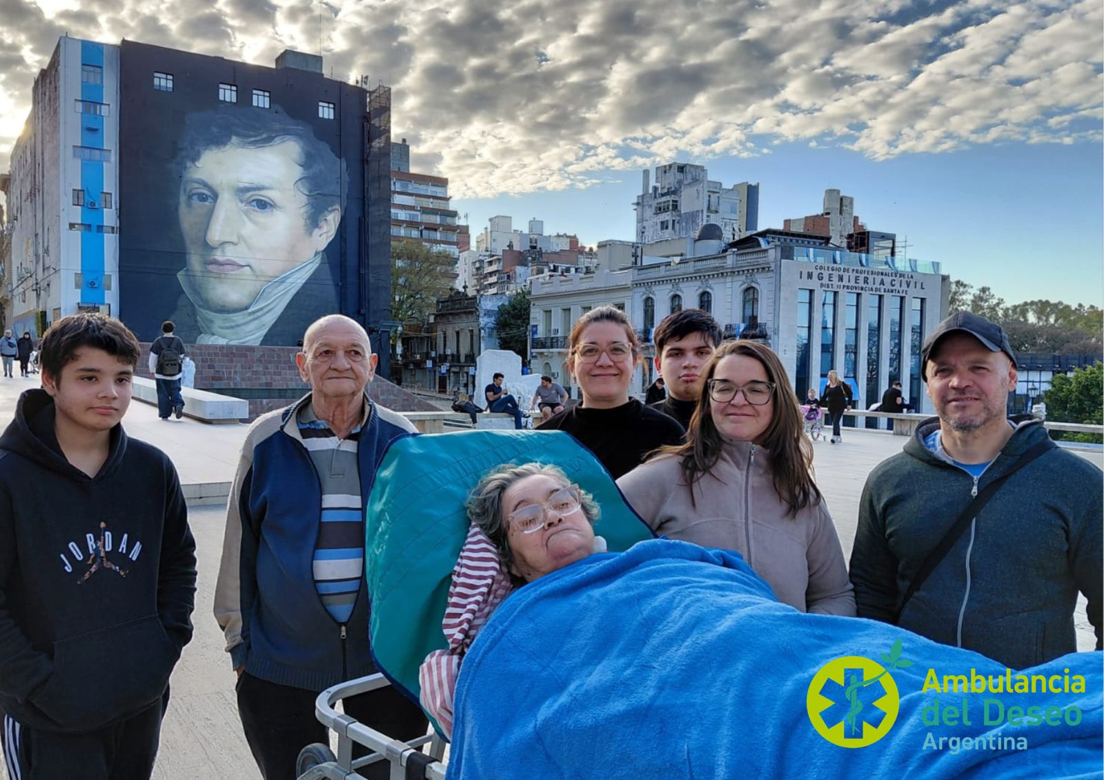 El paseo de Teresita terminó frente al Monumento a la Bandera. Siempre cuidada, pudo reencontrarse con un lugar que forma parte de sus recuerdos (ambulanciadeldeseo.arg)