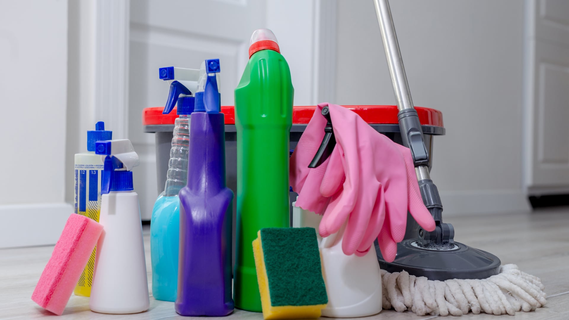 La Anmat prohibió unos productos de limpieza por carecer de resgistro sanitario (Canva)