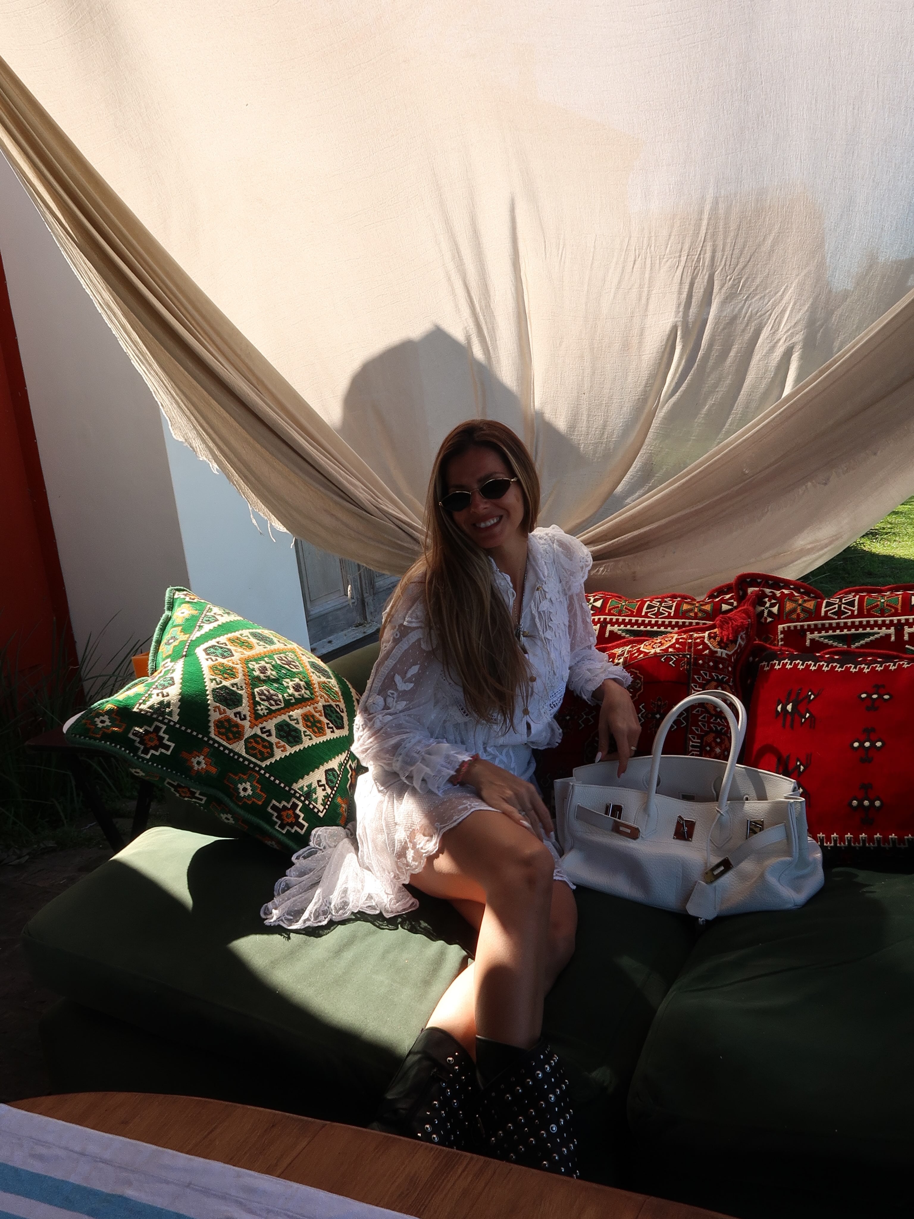 China Suárez descansa en un sillón de exterior bajo una carpa de tela durante unos días de estancia en Argentina