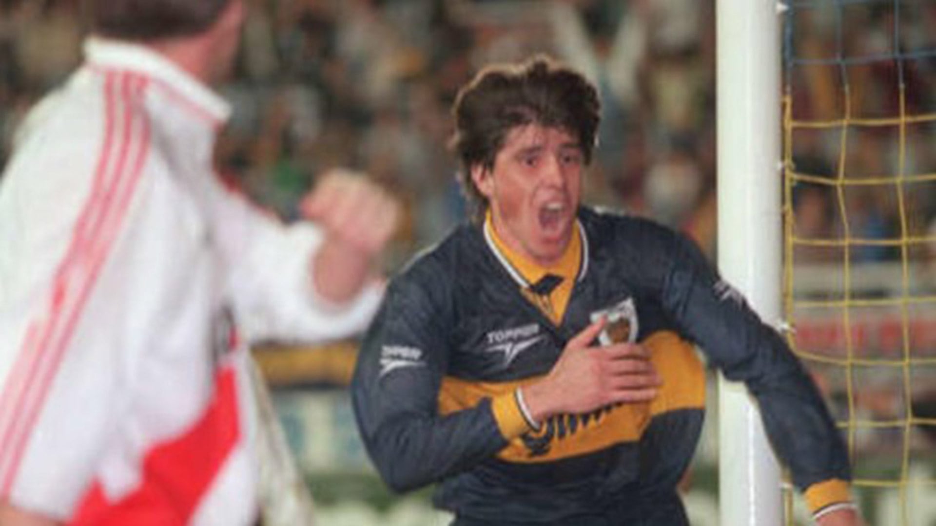 Hugo Romeo Guerra sale a festejar su gol. El famoso