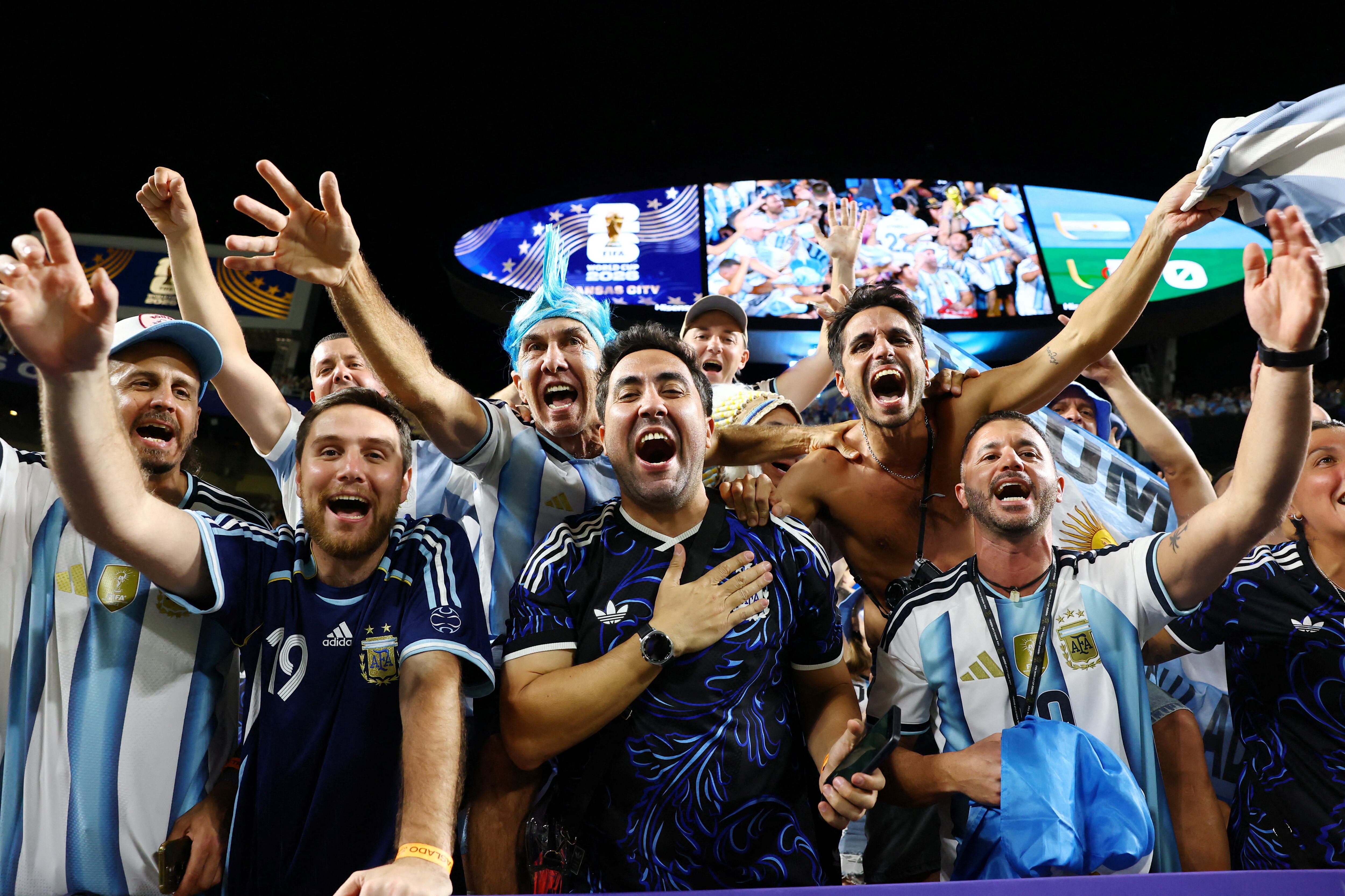 Especialistas explicaron que la salida de Messi no remite solo al fútbol sino al cierre de una experiencia colectiva muy arraigada (REUTERS/Bernadett Szabo)