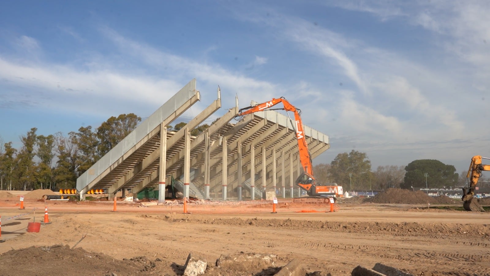 La demolición de la tribuna ubicada en la horquilla (Foto: Gobierno de la Ciudad de Buenos Aires)