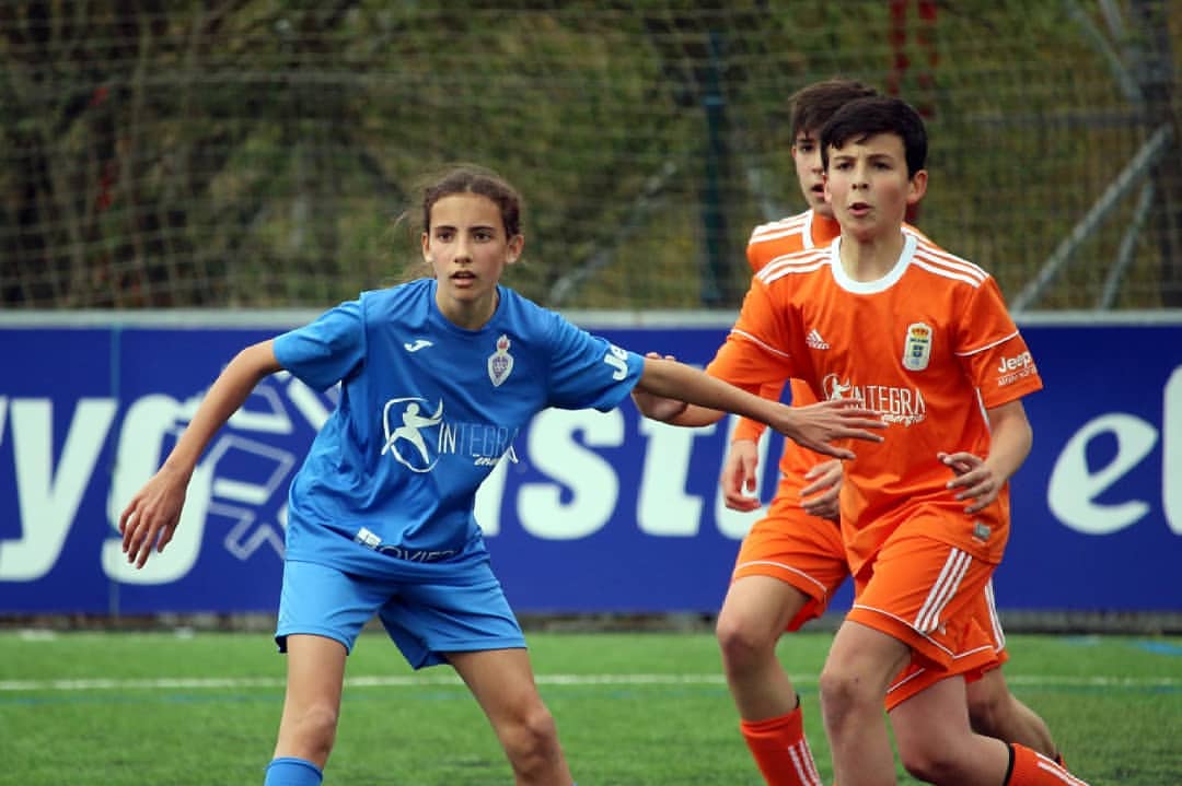 Denise García Rojo comenzó a jugar en el CD Covadonga con varones durante 10 años antes de consolidarse en un equipo femenino (@denise.garciaa__)