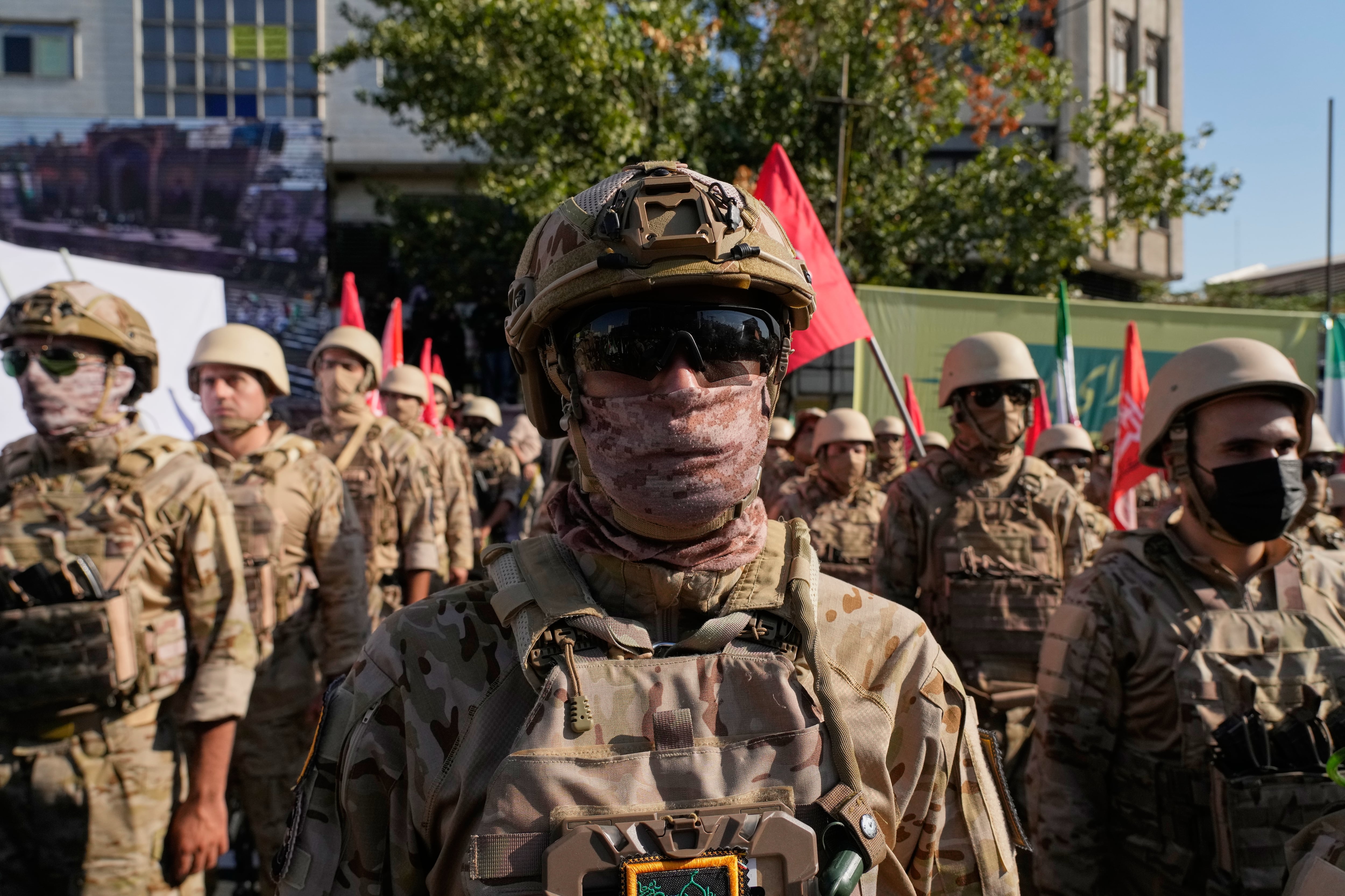 Efectivos armados afiliados a la Guardia Revolucionaria de Irán participan en el 