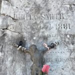La patrona del amor, la tumba más visitada del cementerio: “Las chicas le ponen gomitas de pelo, le dejan flores, anillos y ofrendas”
