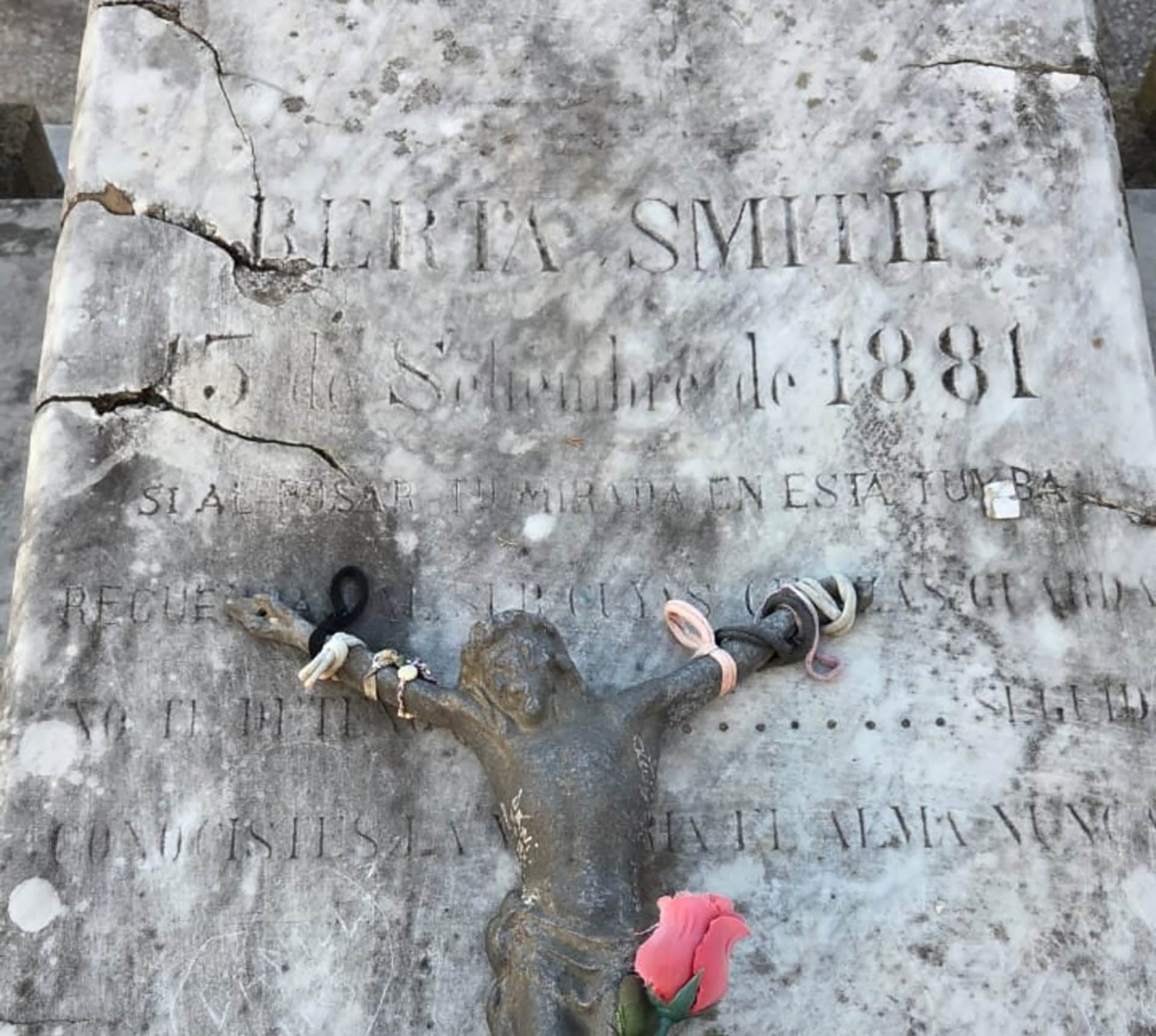 La patrona del amor, la tumba más visitada del cementerio: “Las chicas le ponen gomitas de pelo, le dejan flores, anillos y ofrendas”