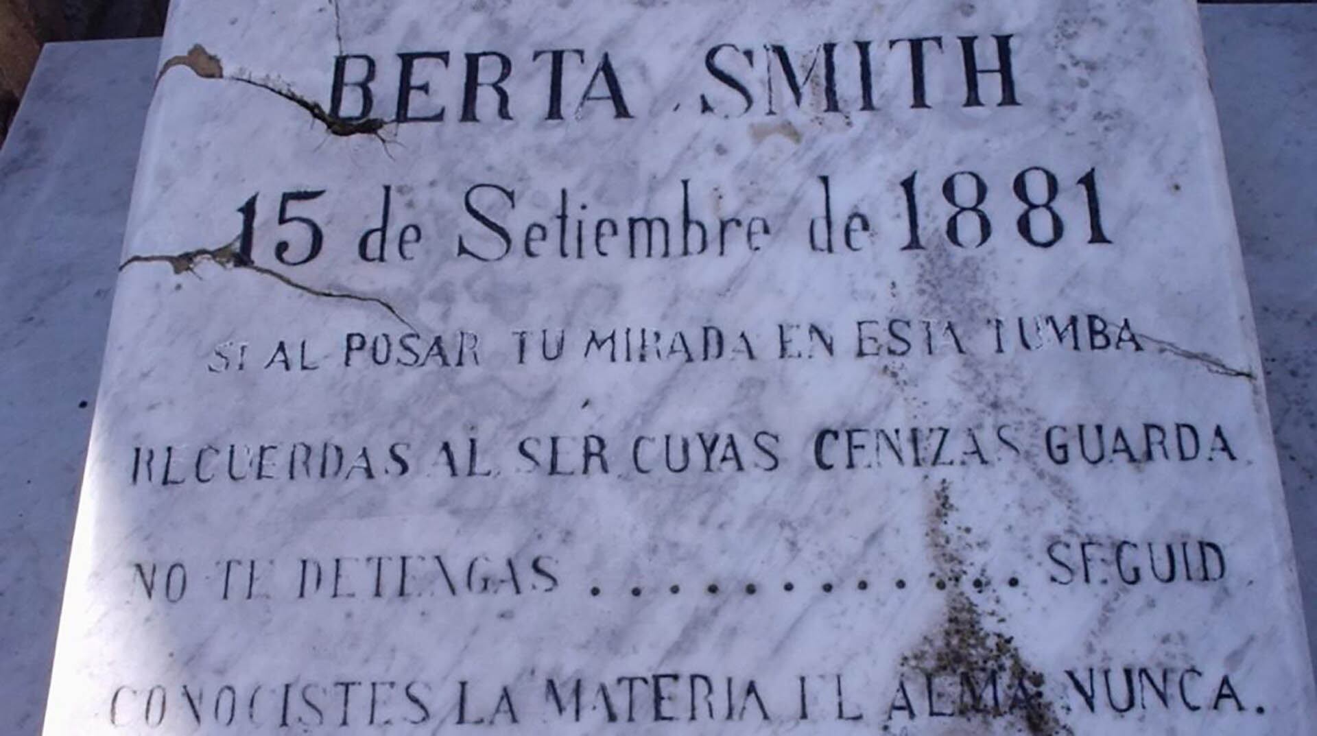 “Si al posar la mirada en esta tumba recuerdas al ser cuyas cenizas guarda, seguid, no te detengas... conociste la materia, el alma nunca”, dice el epitafio grabado en su tumba
