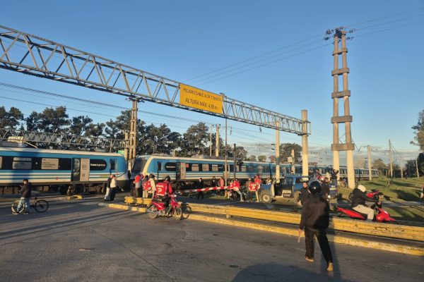 La Plata: cruzó en moto a contramano y con la barrera baja y murió atropellado por el tren Roca