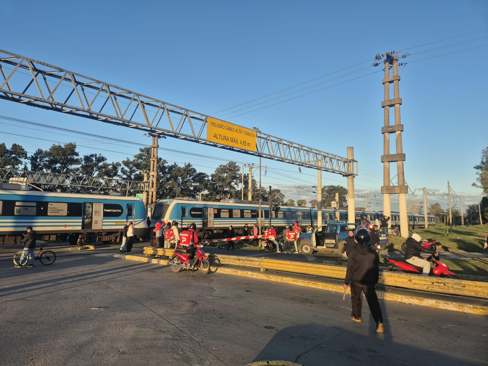 La Plata: cruzó en moto a contramano y con la barrera baja y murió atropellado por el tren Roca
