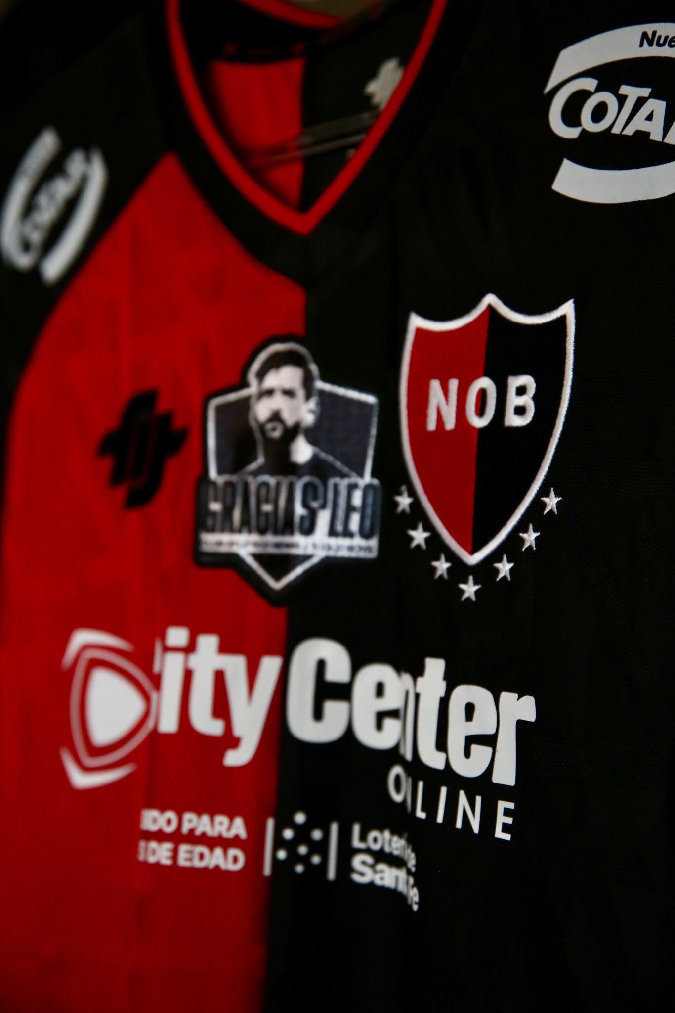 El parche en la camiseta de Newell's (@Newells)