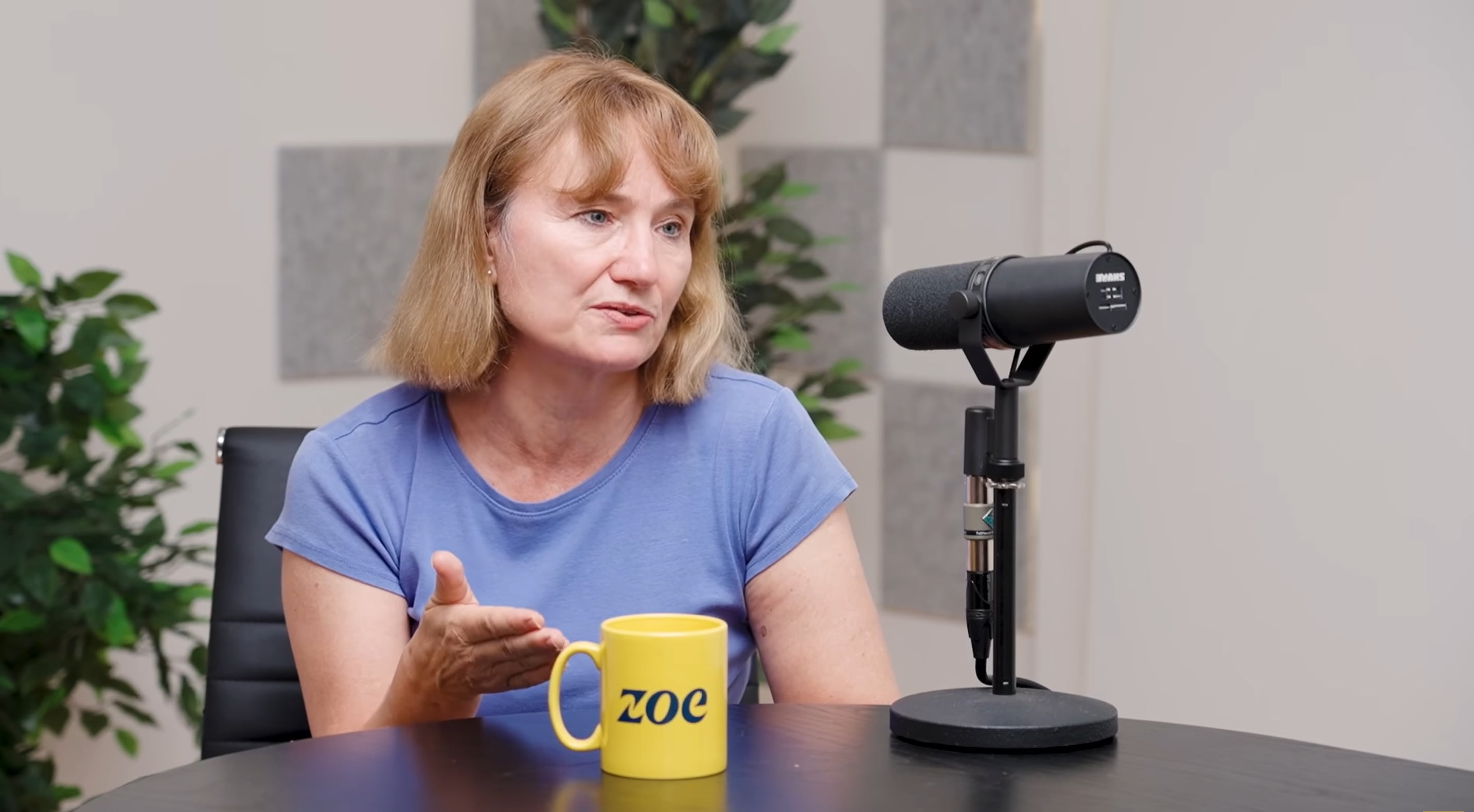 Elaine Dennison explicó en el podcast de ZOE que la masa ósea alcanza su pico cerca de los 30 años y luego debe conservarse para reducir fracturas (Captura de video: YouTube/@joinZOE)
