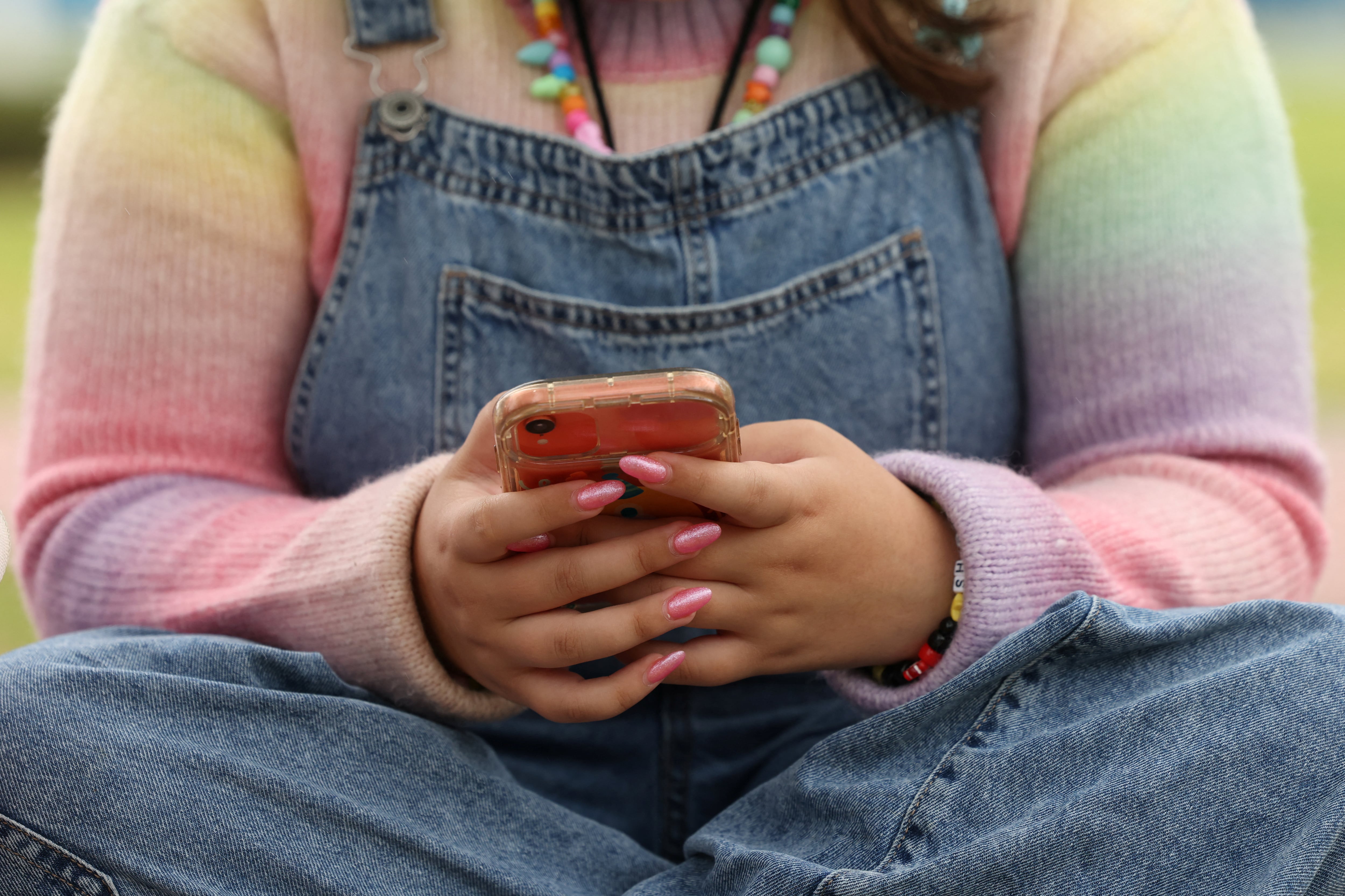 La prohibición en Australia demostró cómo los adolescentes podían eludirla mediante el uso de VPN o ocultando su edad (REUTERS/Hollie Adams)