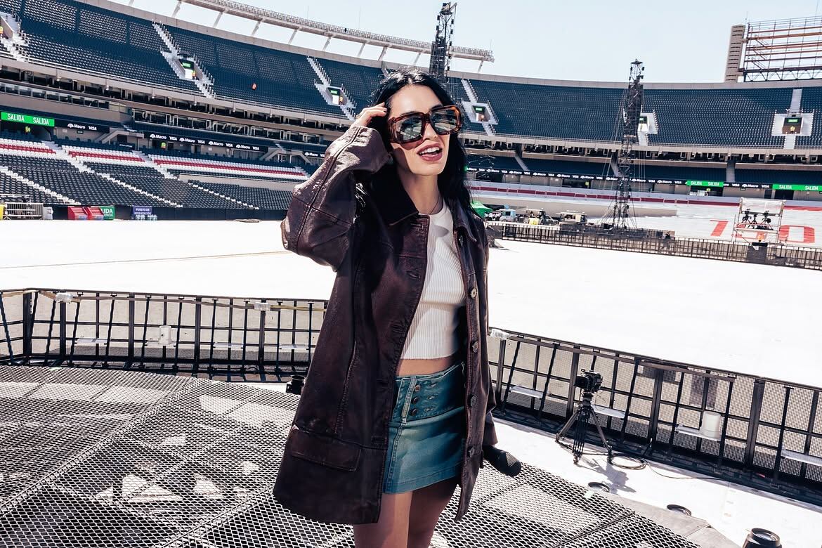 Lali Espósito probó sonido con el micrófono en mano en el escenario vacío del Monumental, con las tribunas de River Plate de fondo.