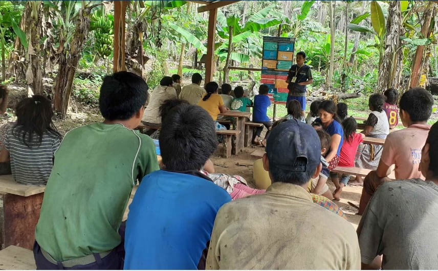 Un educador de salud transmite información sobre la transmisión de la COVID-19 a miembros de la población tsimané de Bolivia (Michael Gurven)