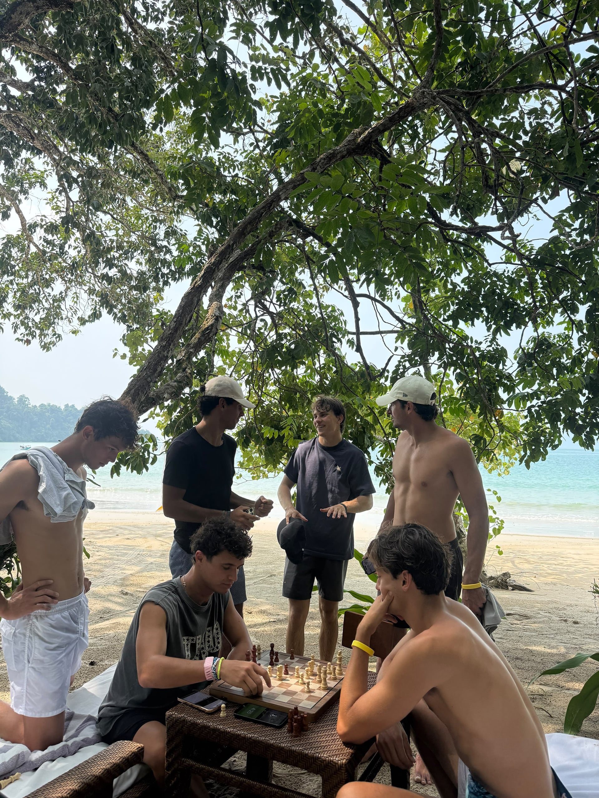 Un partido de ajedrez en medio de la playa