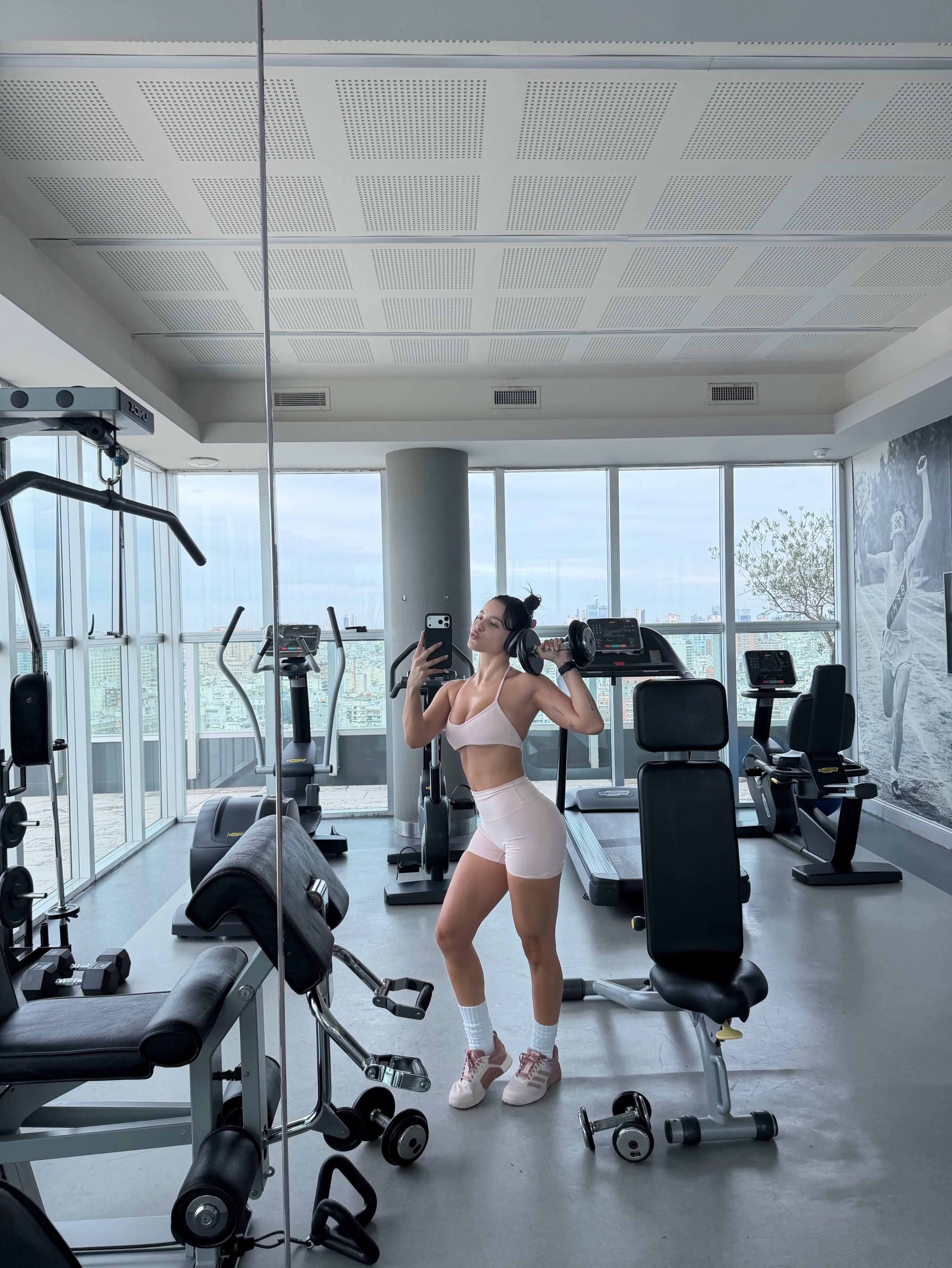 Durante su rutina de entrenamiento en un gimnasio, Mernes aprovechó para registrar el momento con su celular